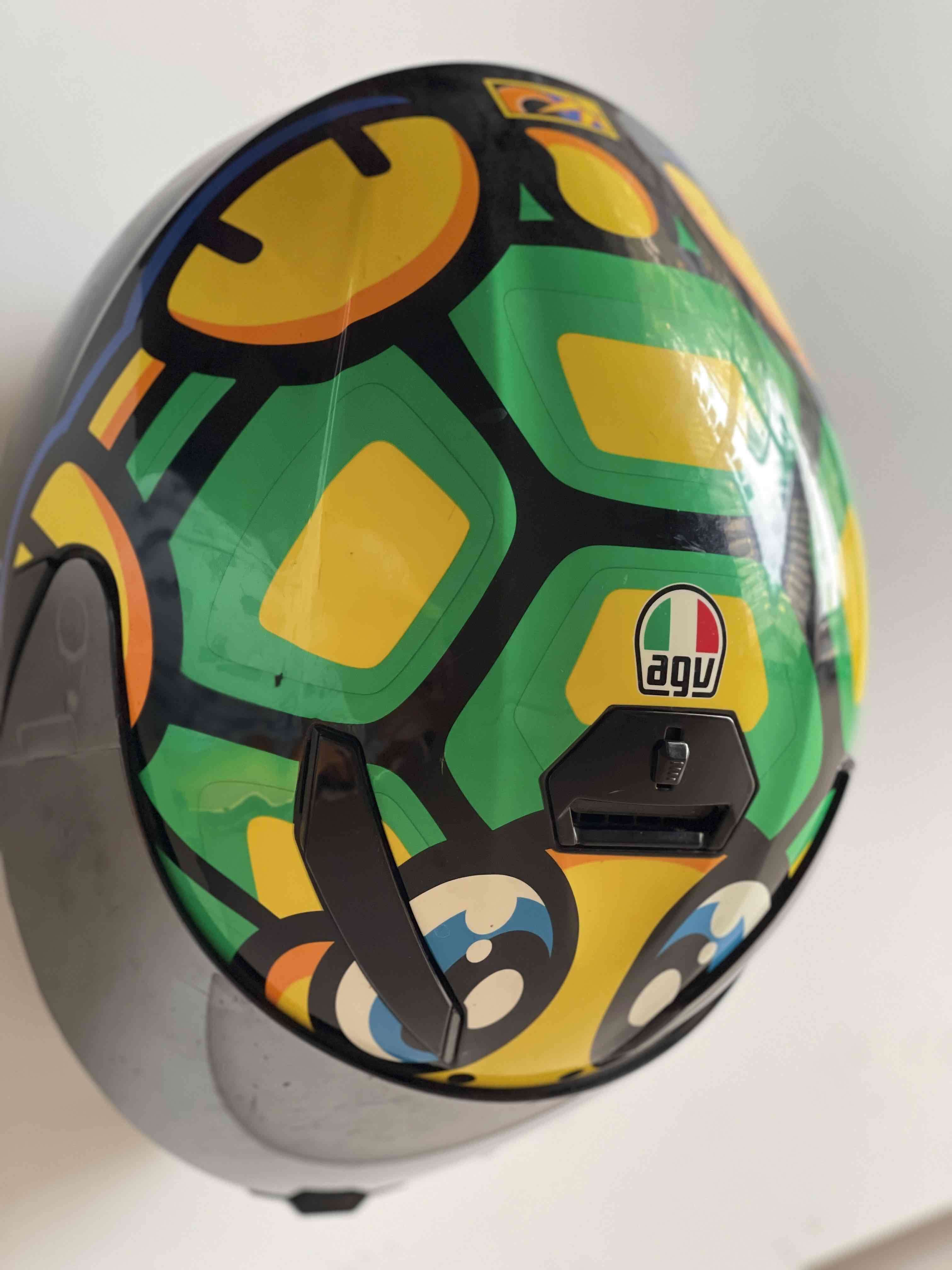 Casco de moto con diseño gráfico - miniatura 3
