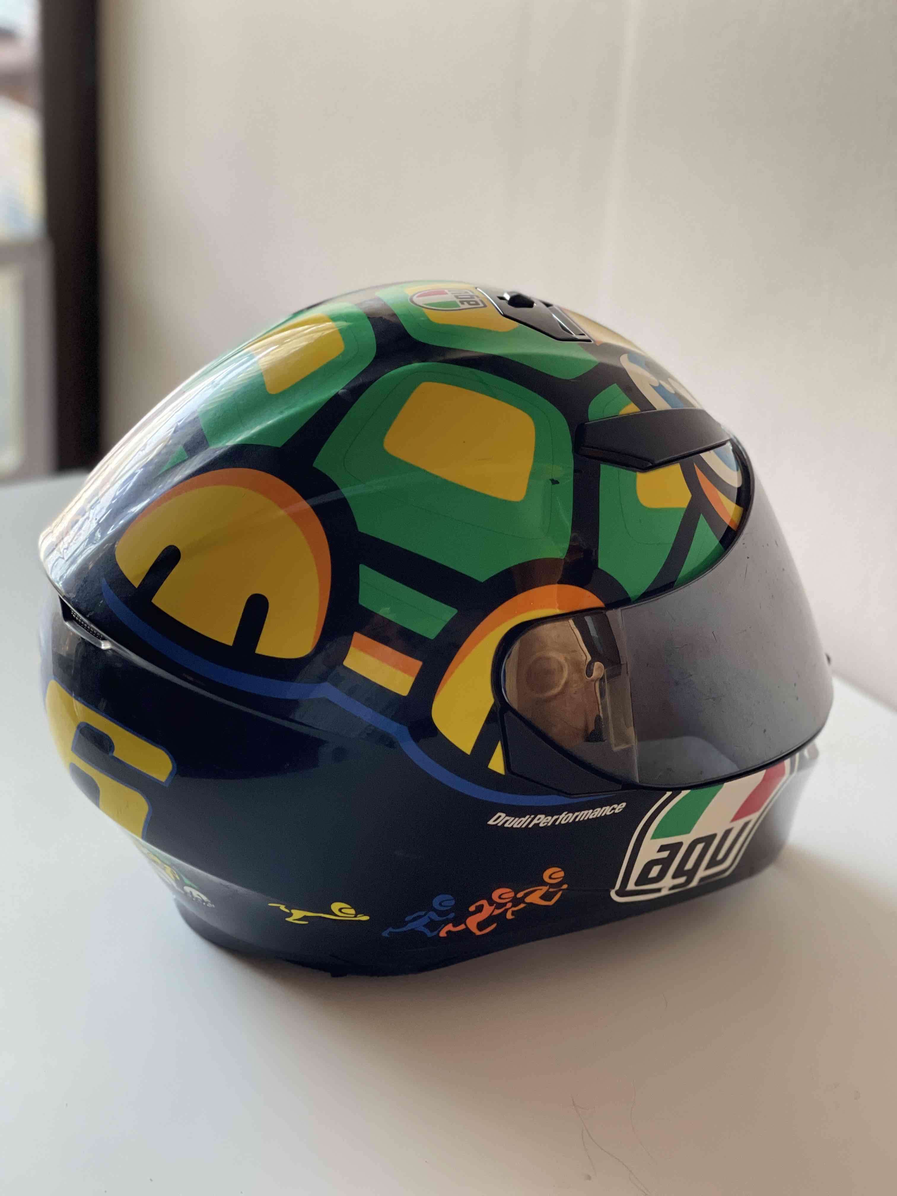 Casco de moto con diseño gráfico - miniatura 4