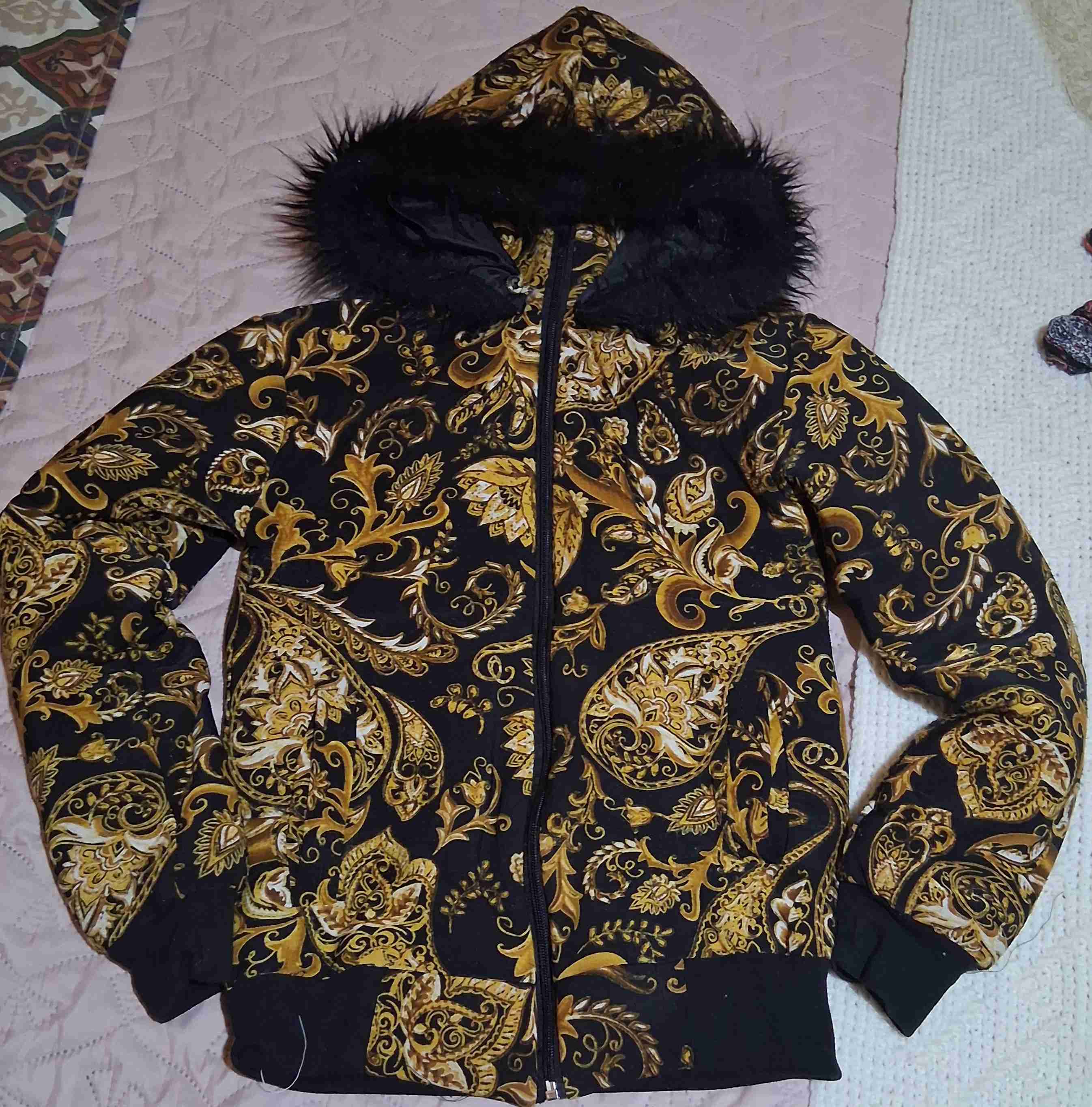 Chaqueta con capucha estampado dorado
