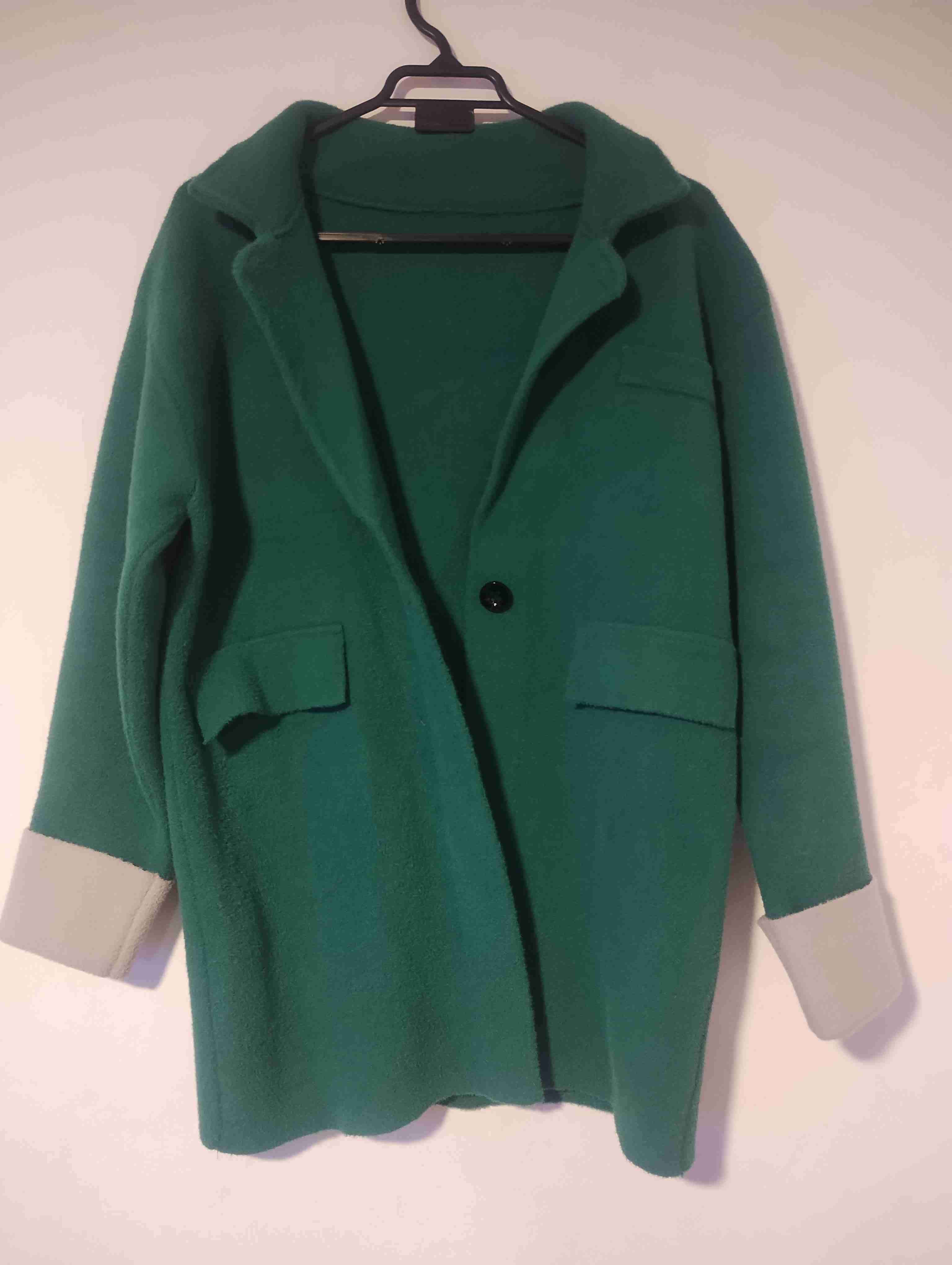 Abrigo verde con solapas