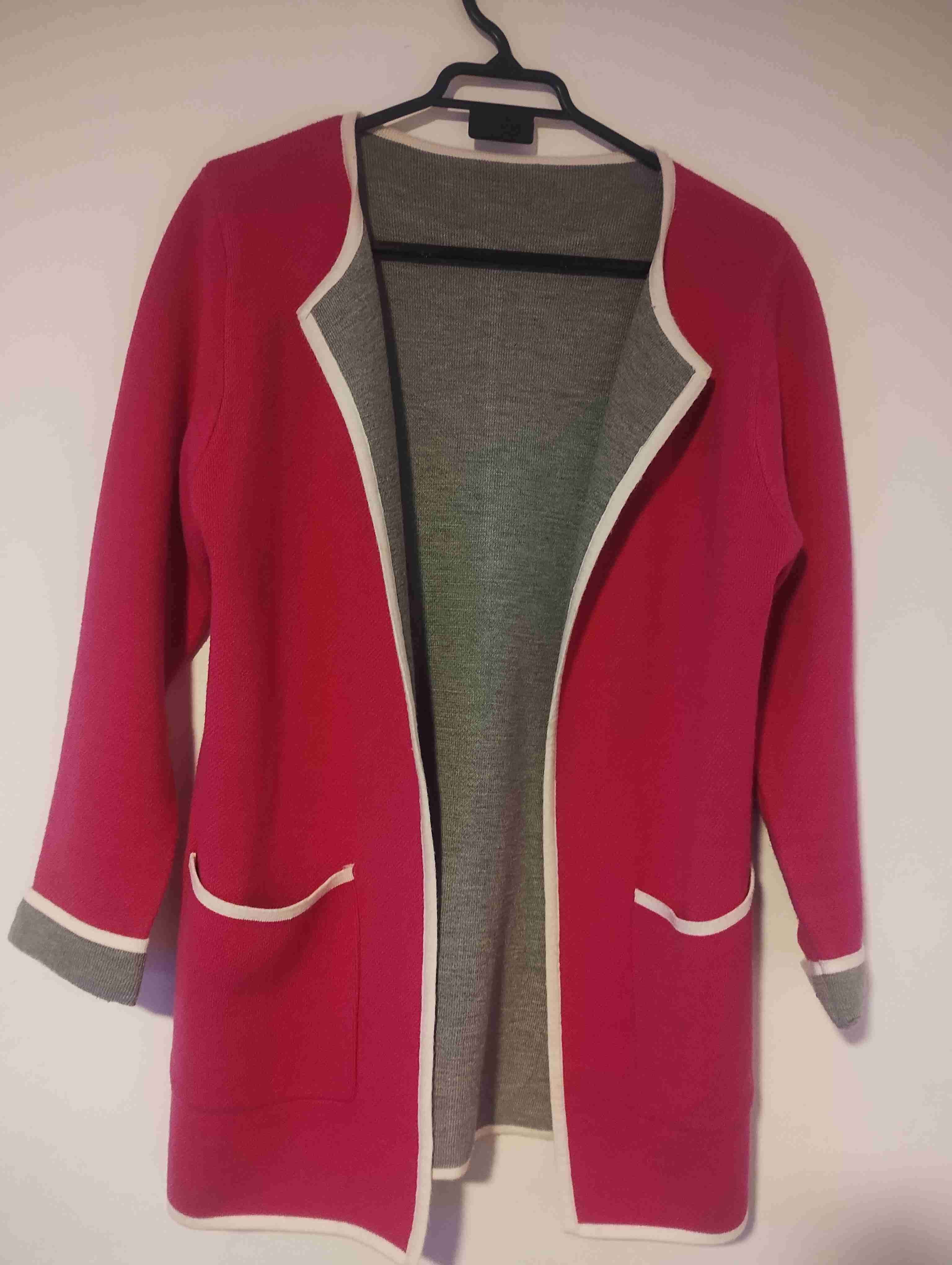 Cardigan rosado con detalles blancos