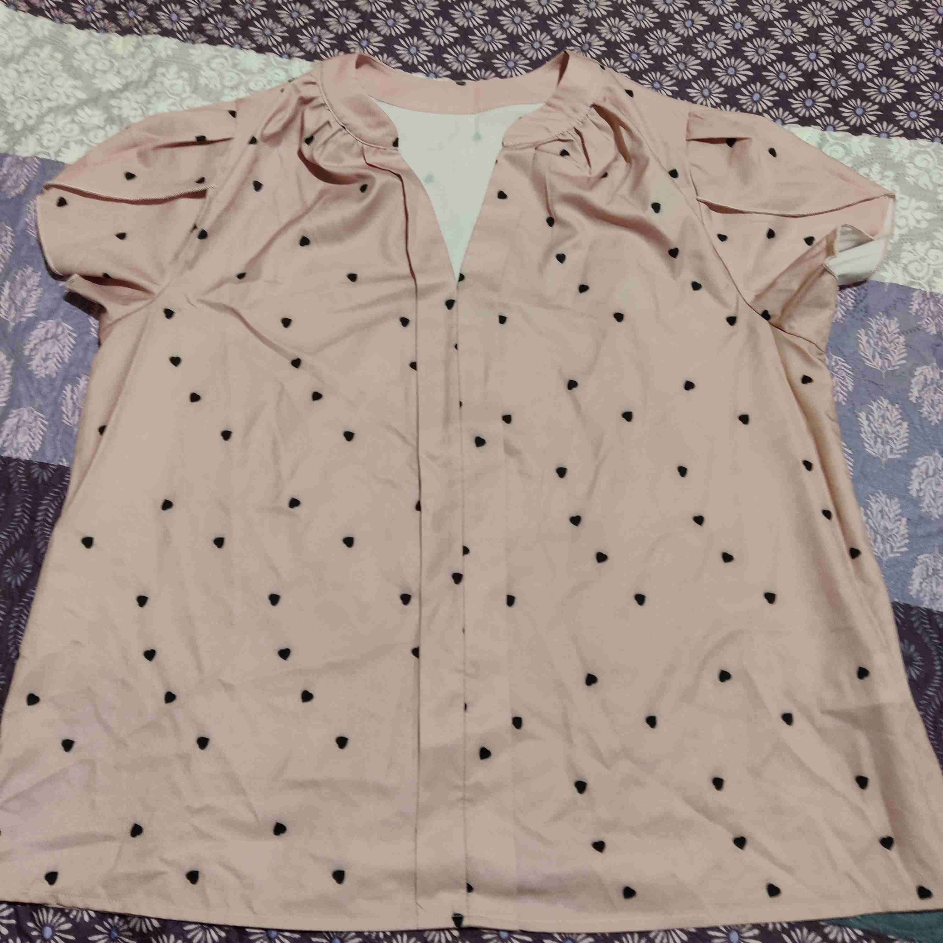 Blusa rosada con corazones negros
