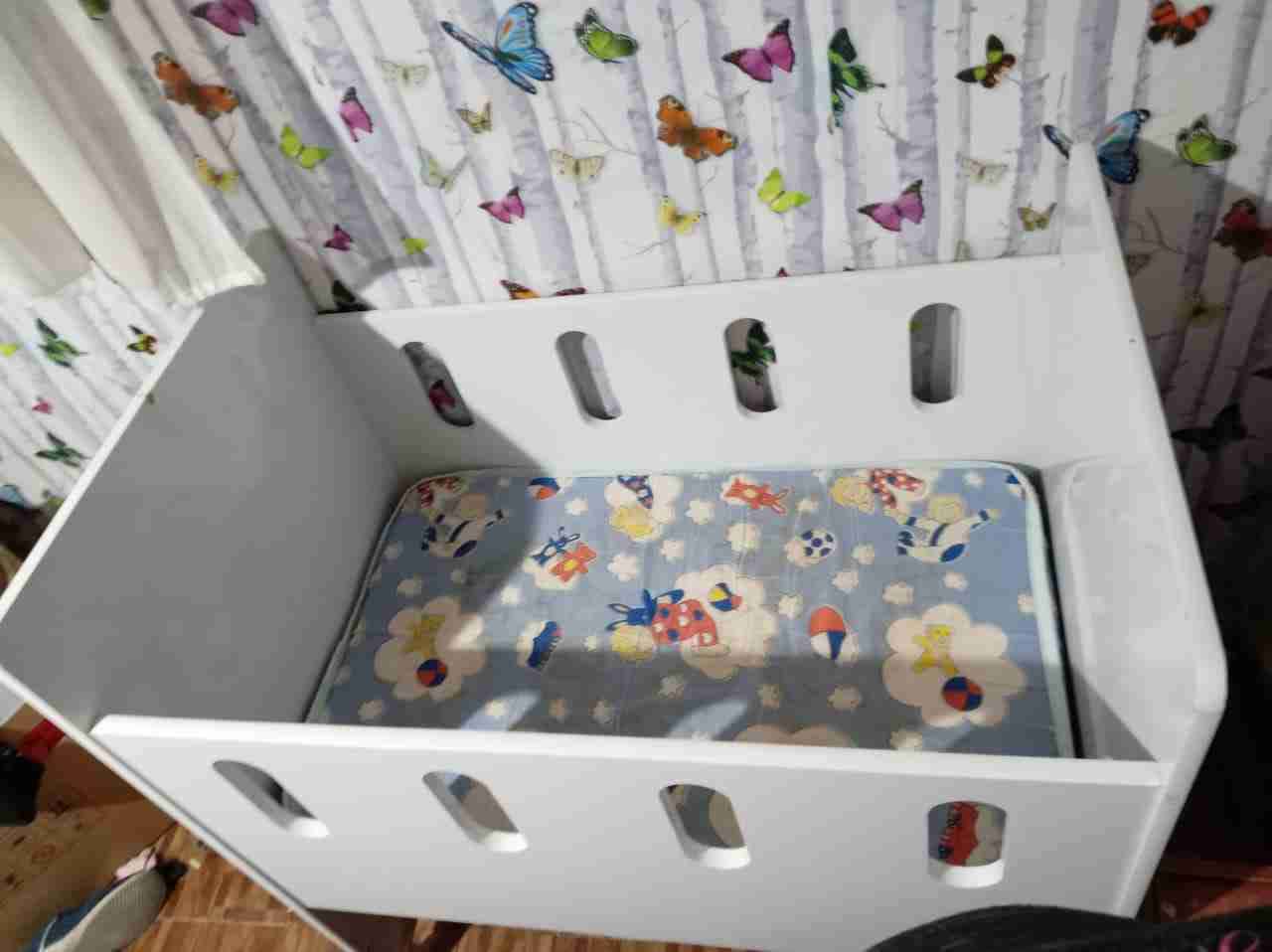 Cuna blanca con colchón - miniatura 1