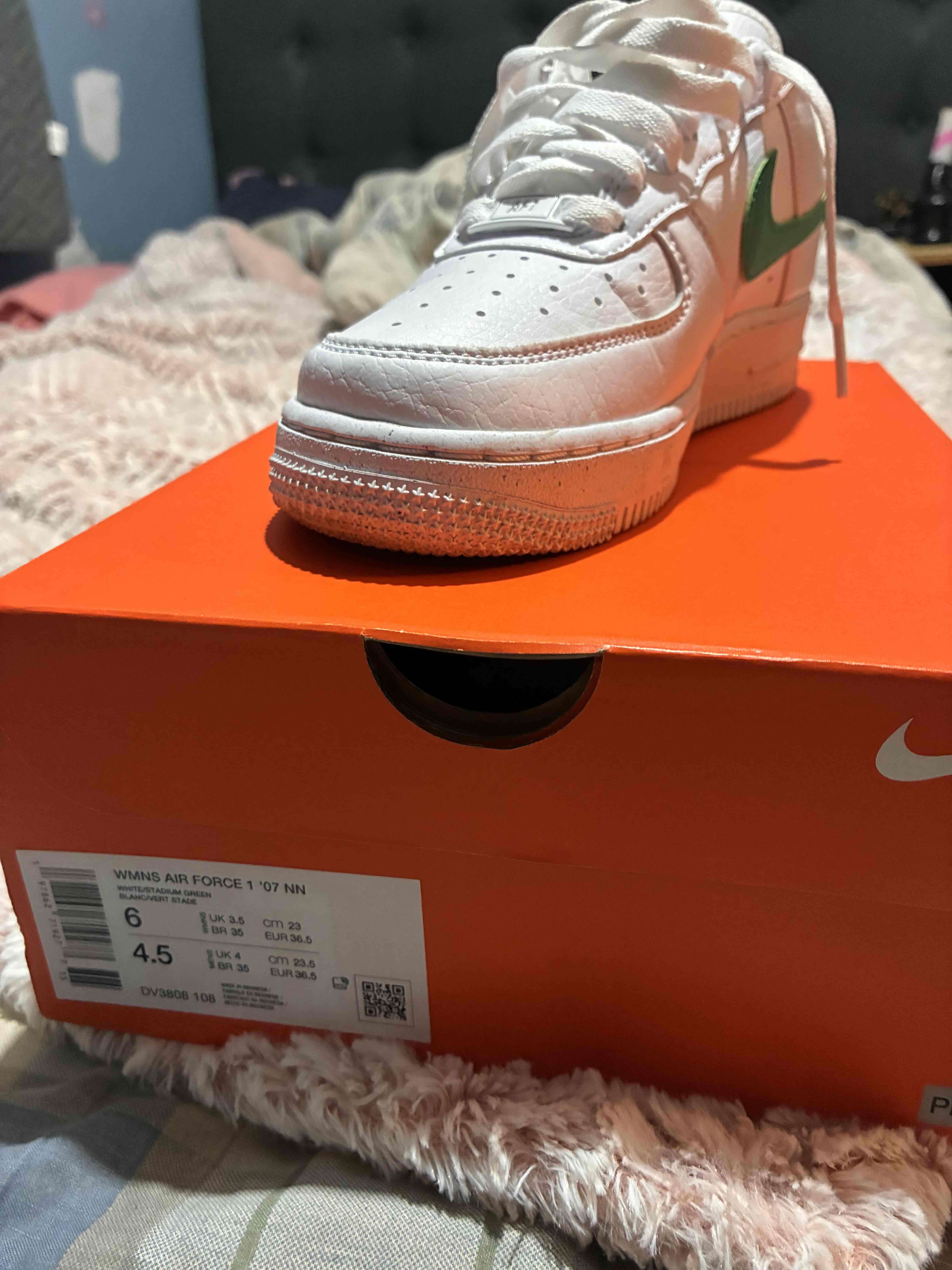 Zapatillas blancas con logo verde - miniatura 1