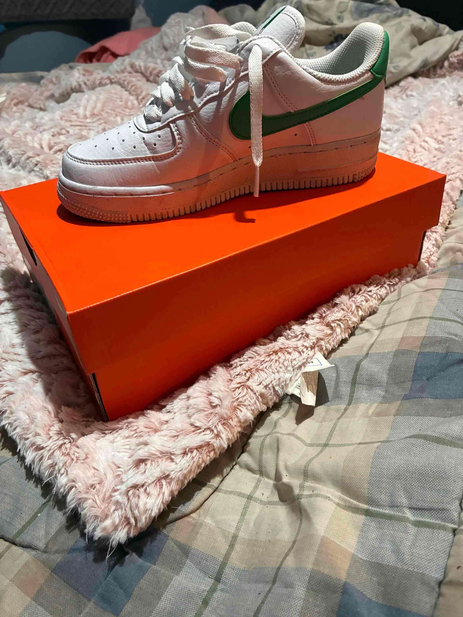 Zapatillas blancas con logo verde - miniatura 2