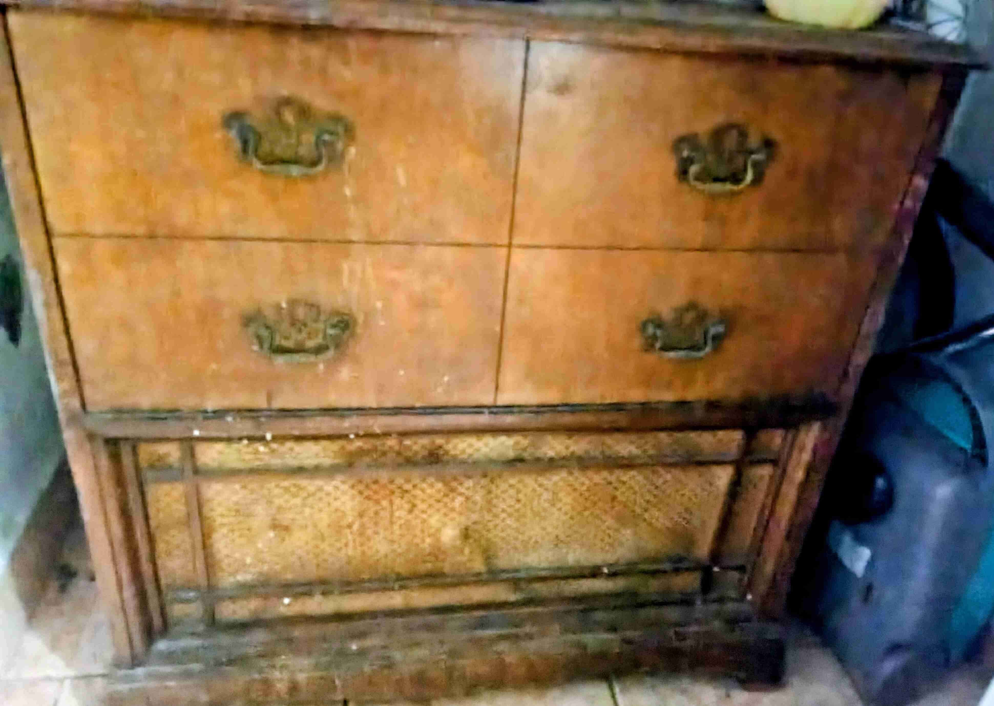 Cómoda antigua de madera - miniatura 1