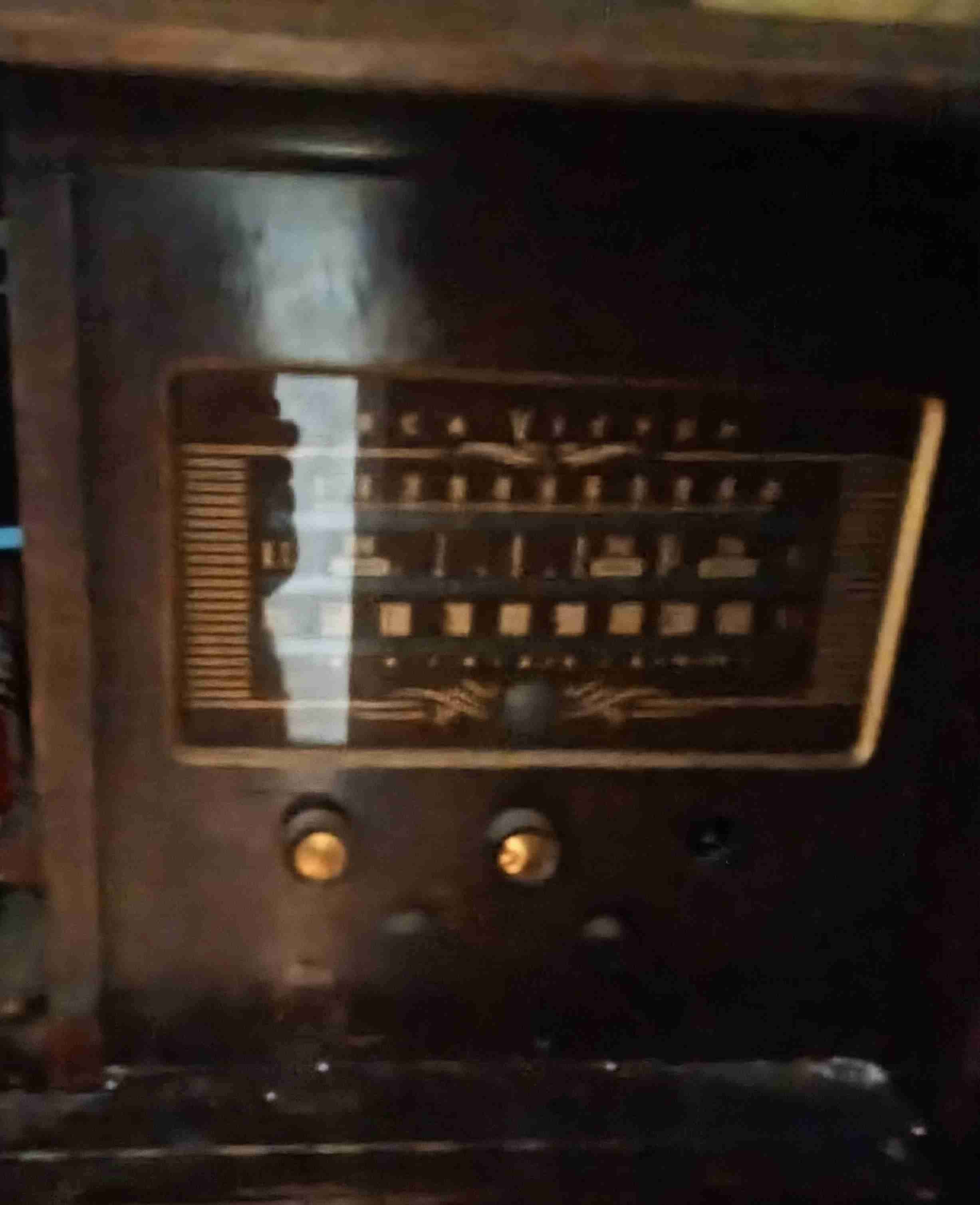 Cómoda antigua de madera - miniatura 2