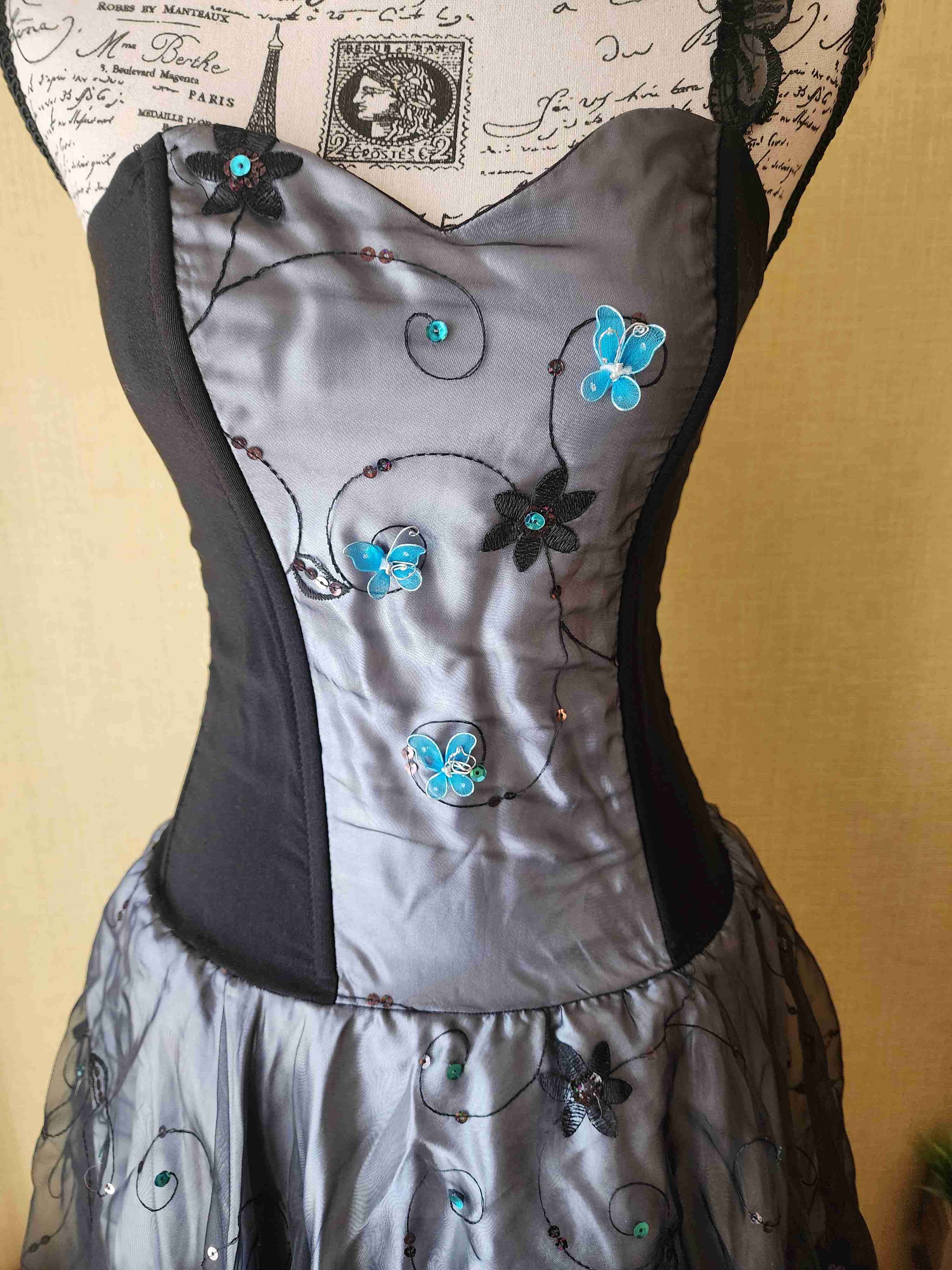 Vestido negro con mariposas - miniatura 2
