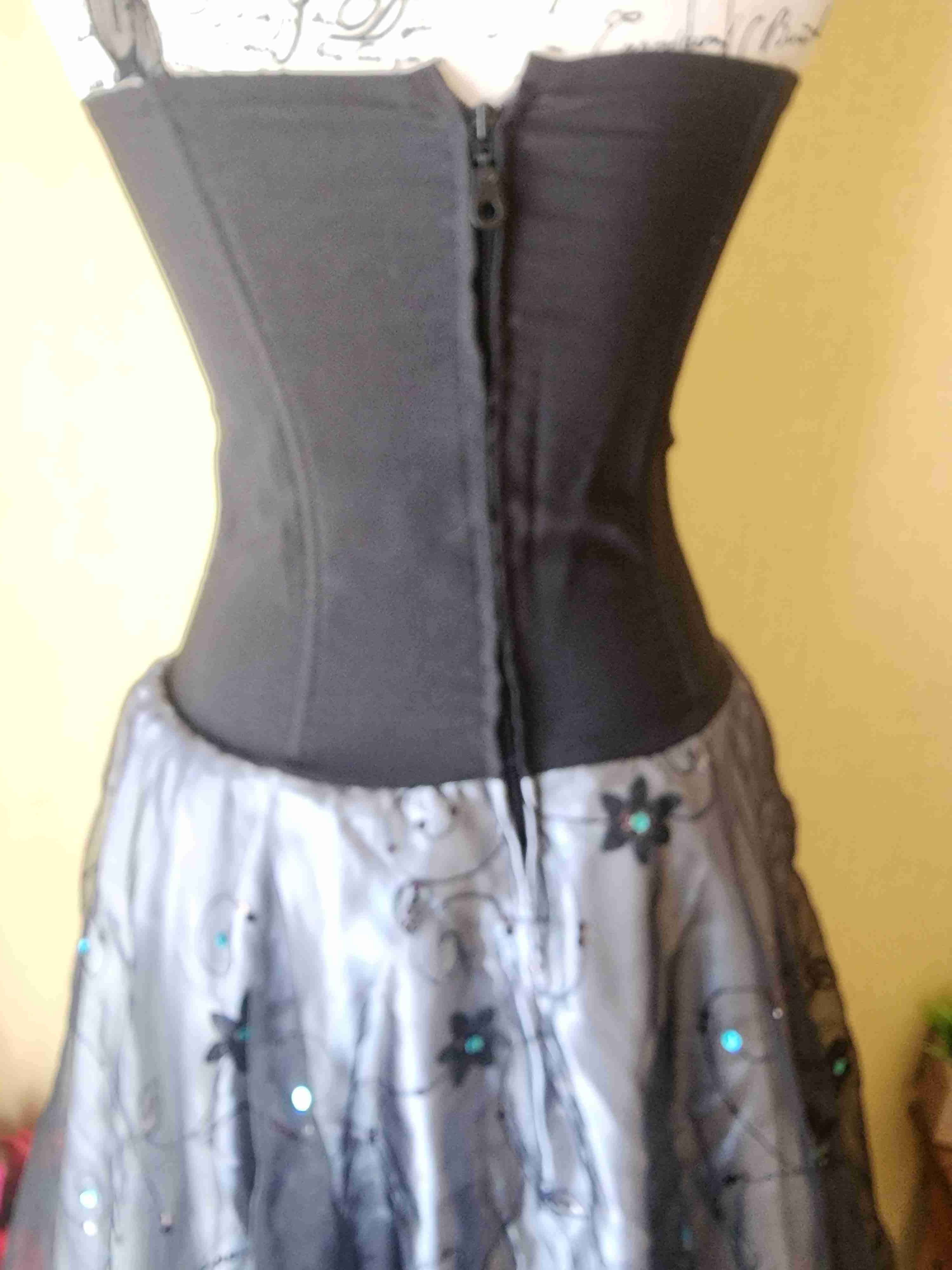 Vestido negro con mariposas - miniatura 4