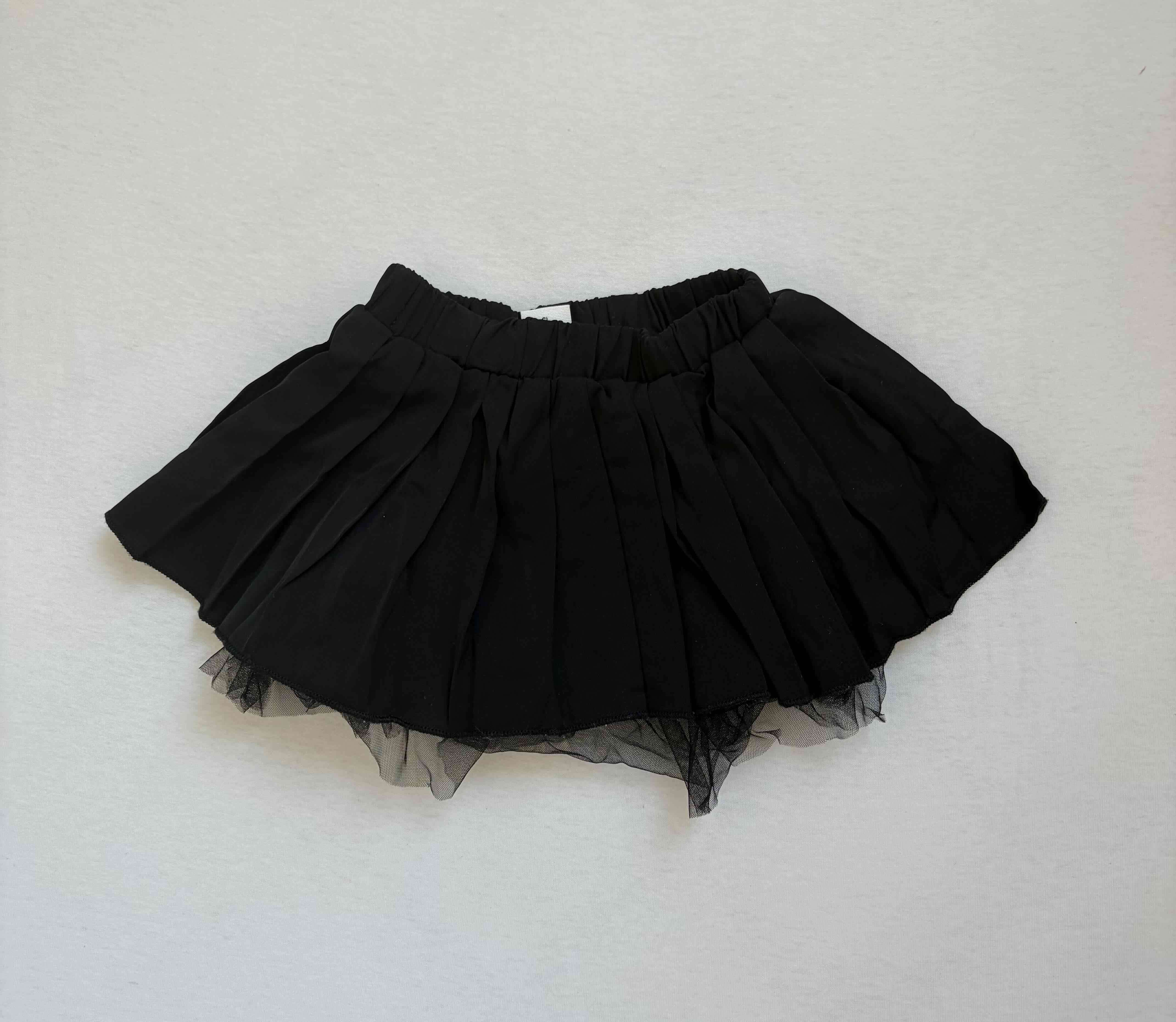 Falda negra con vuelo estilo tutú