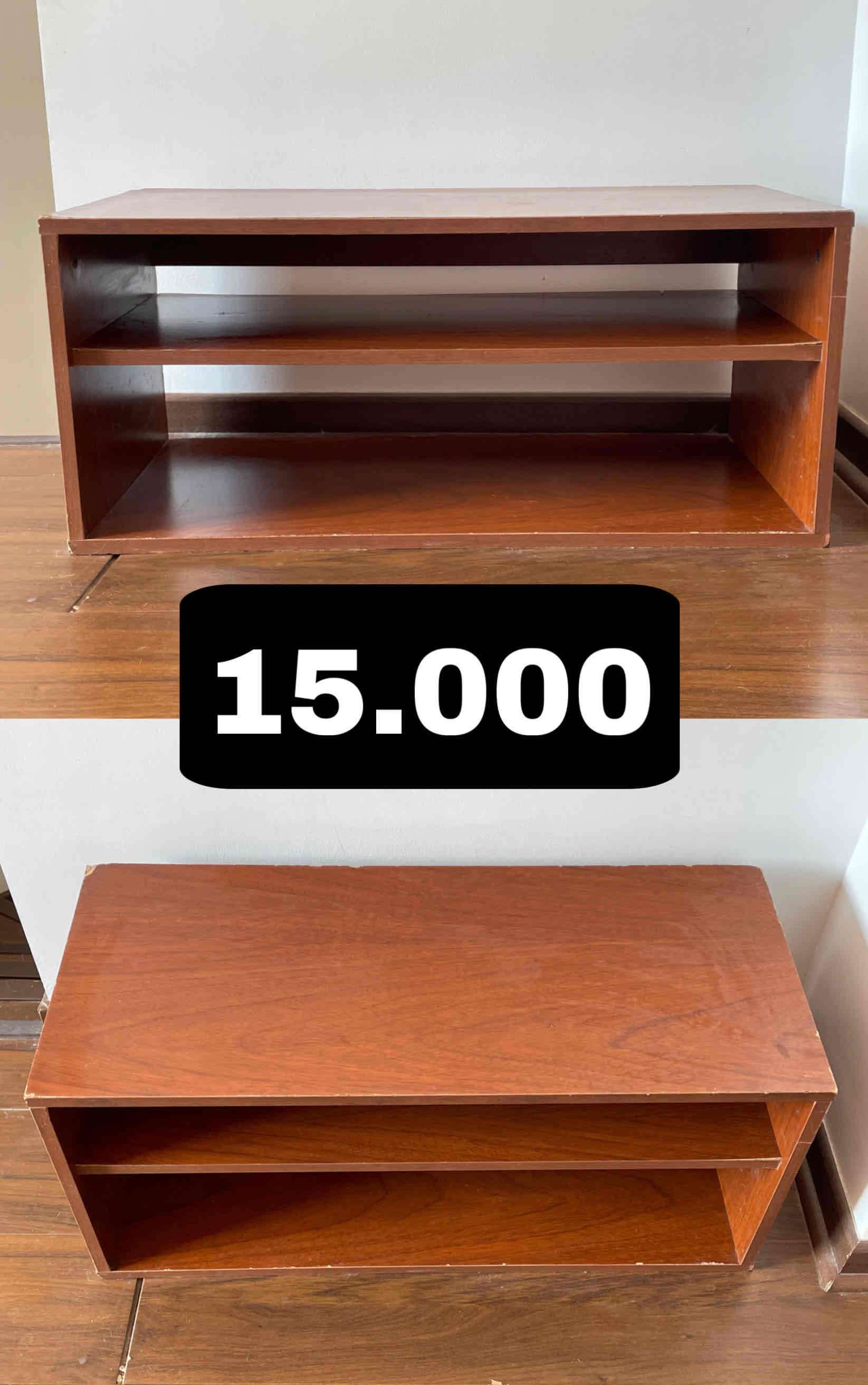 Mesa de madera con estantes