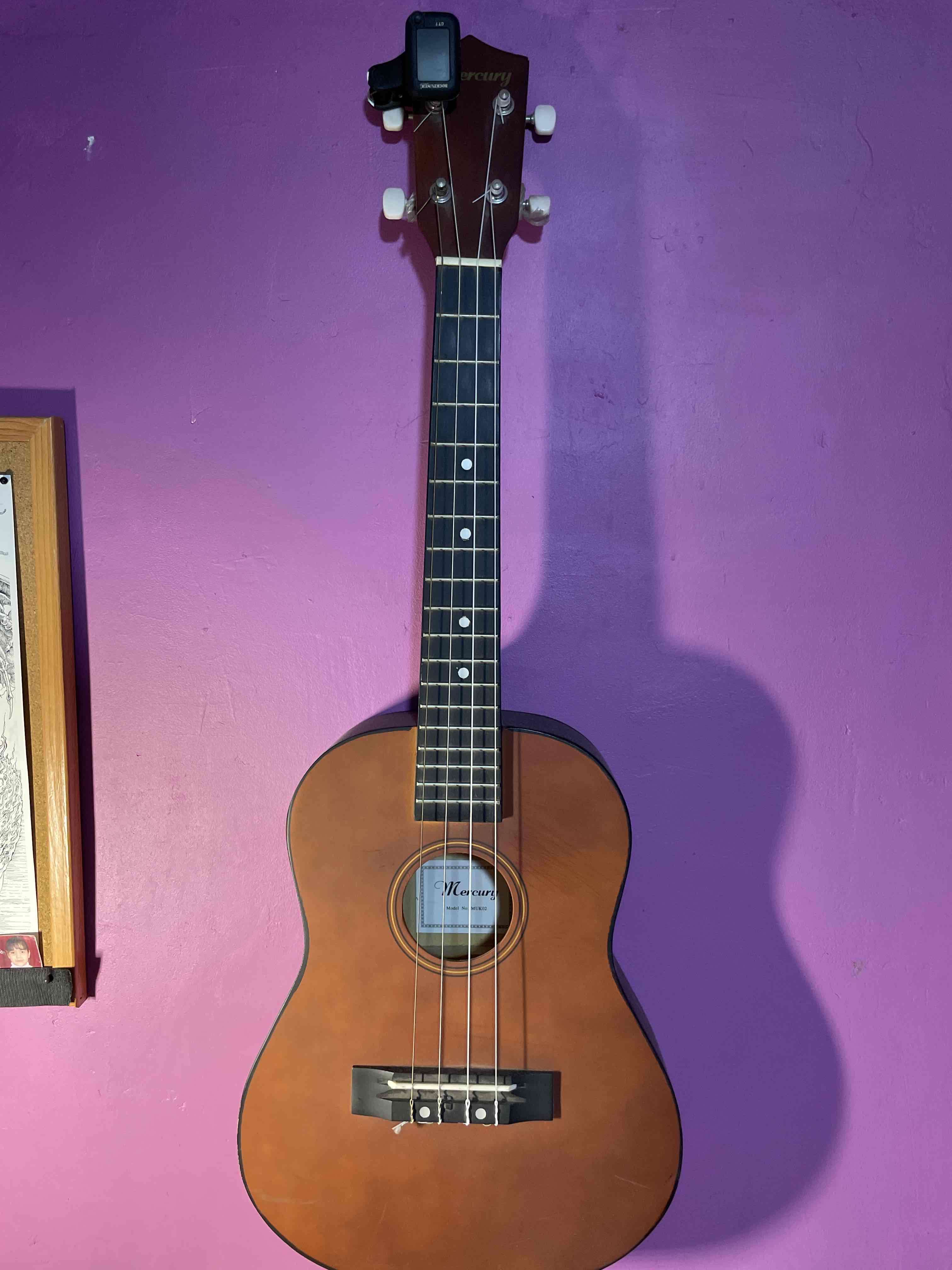 Ukulele de madera Mercury - miniatura 1