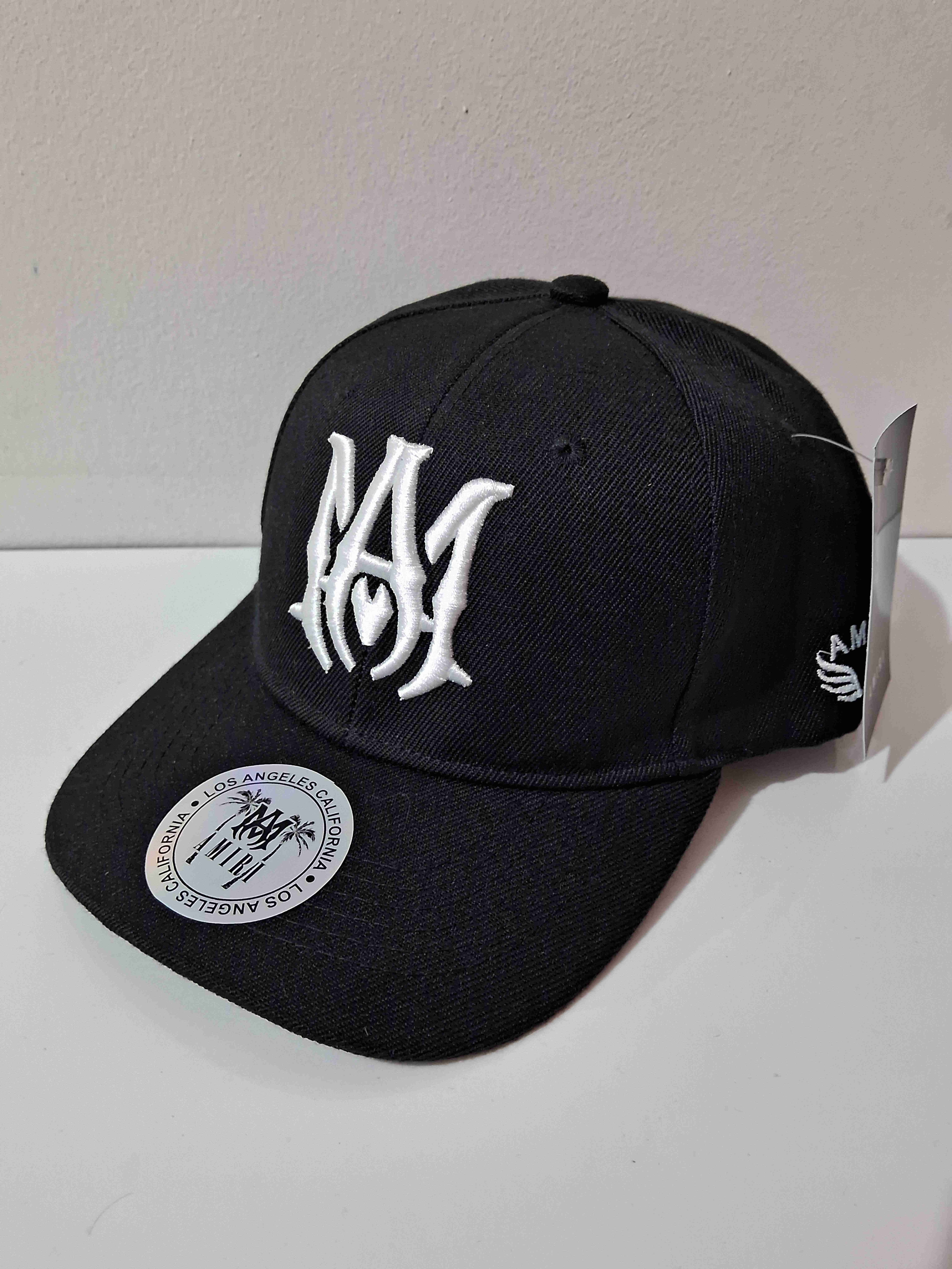 Gorra negra con logo blanco