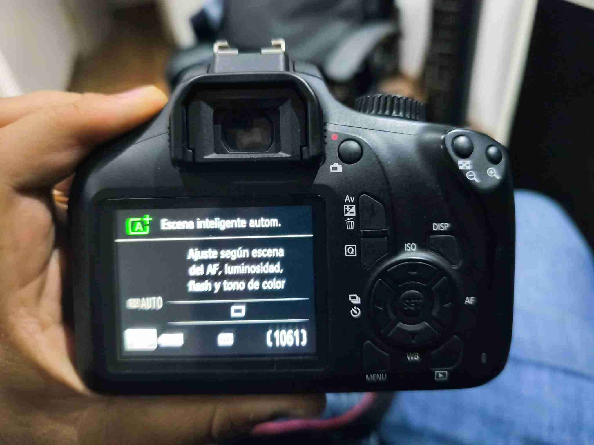 Cámara Canon T100 con lente 50mm - miniatura 3