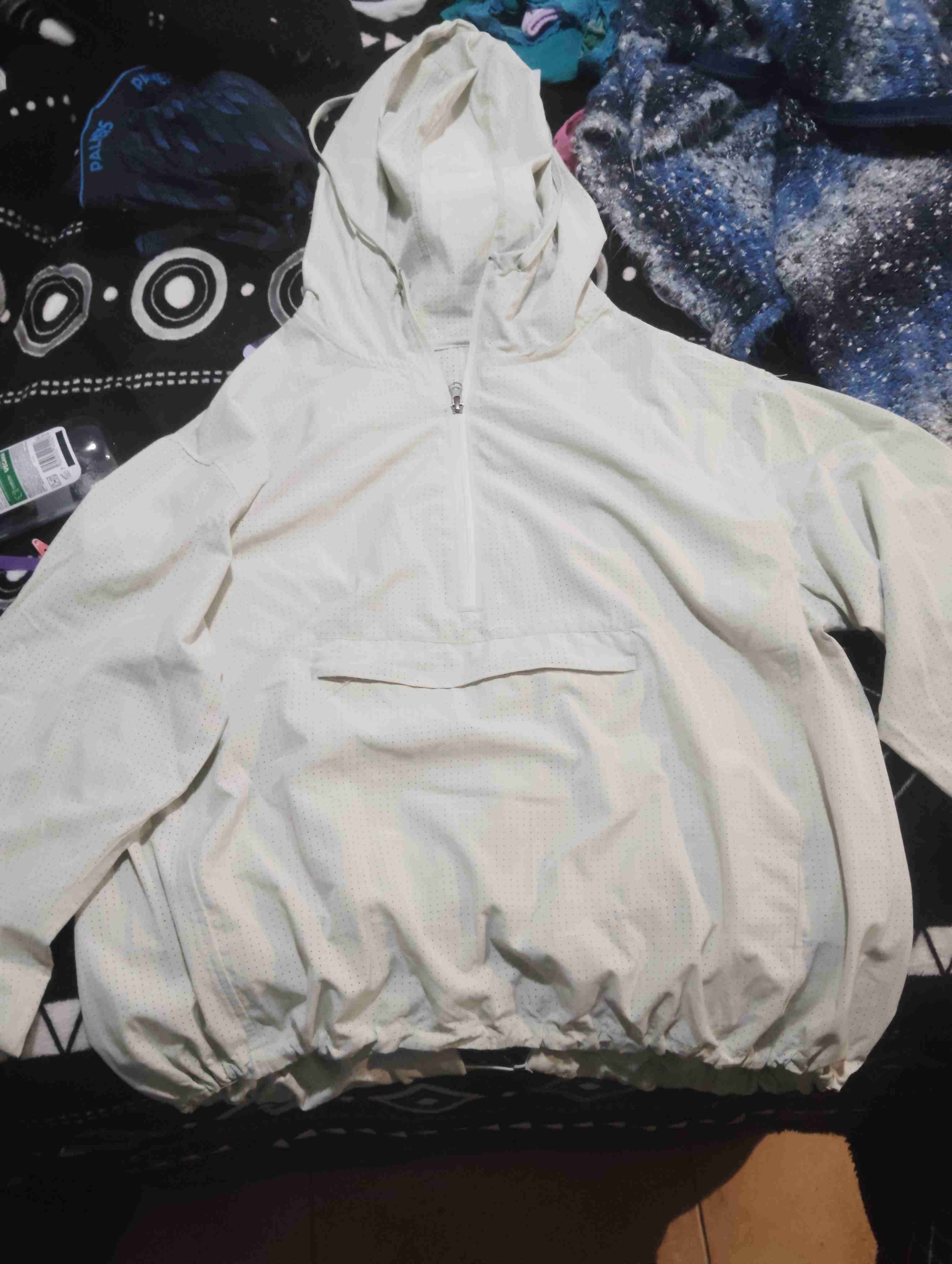 Cortaviento blanco con capucha