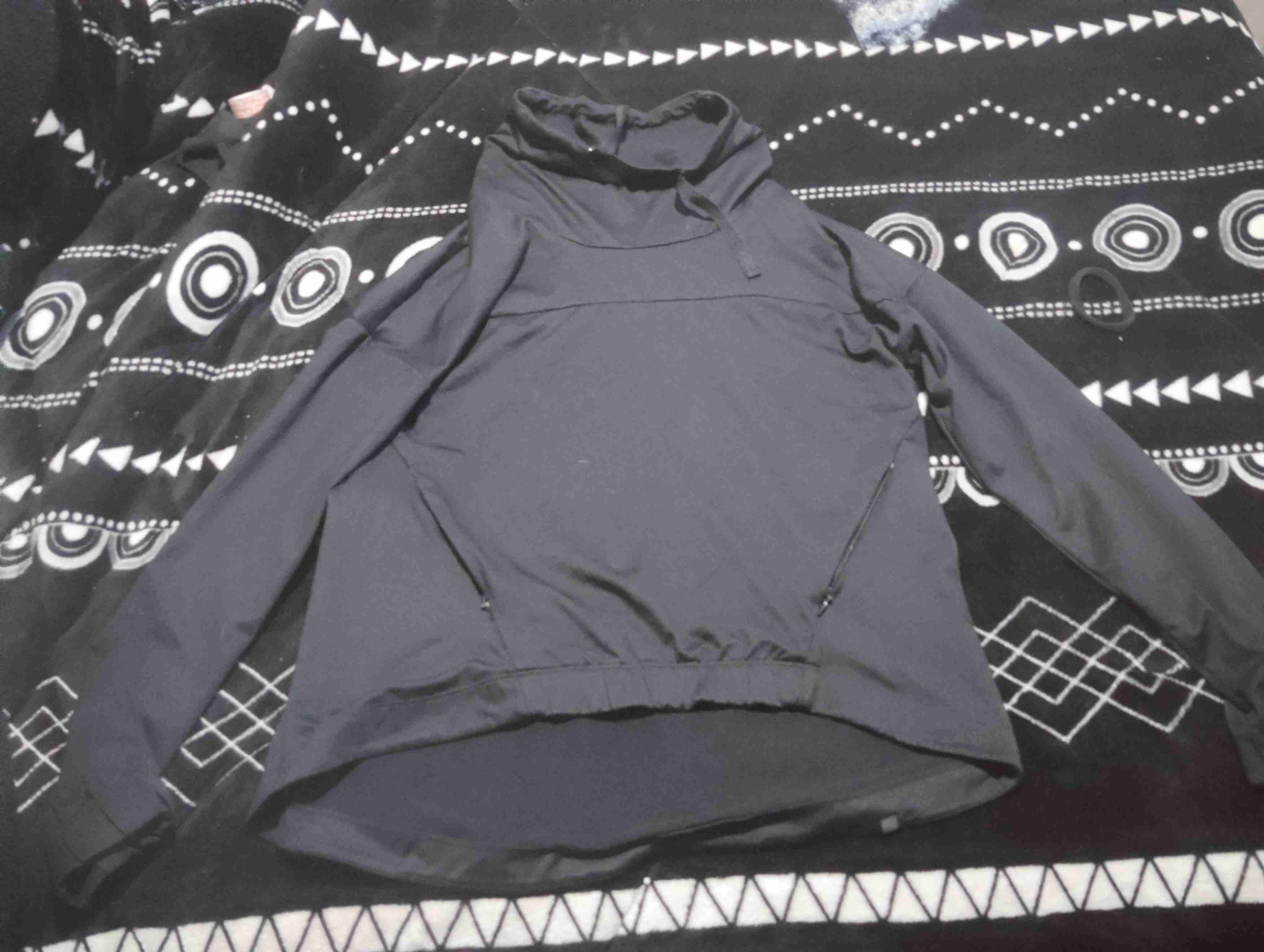 Polerón negro con capucha