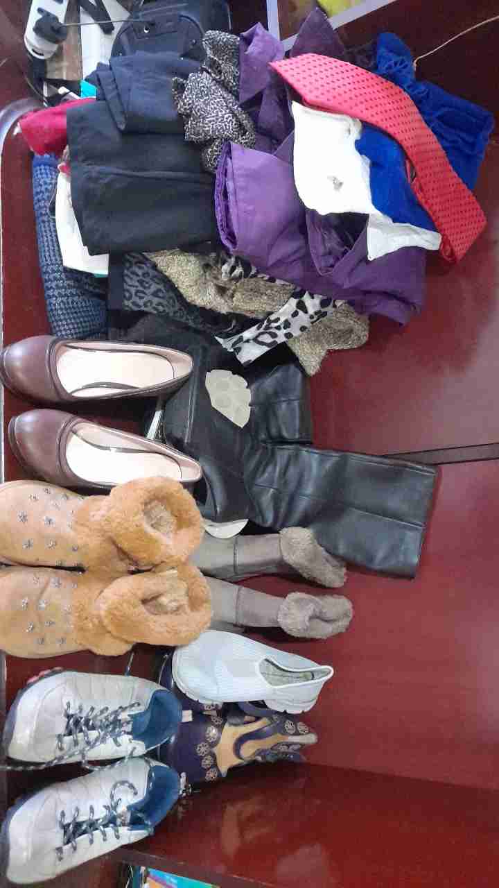 Lote variado de ropa y calzado