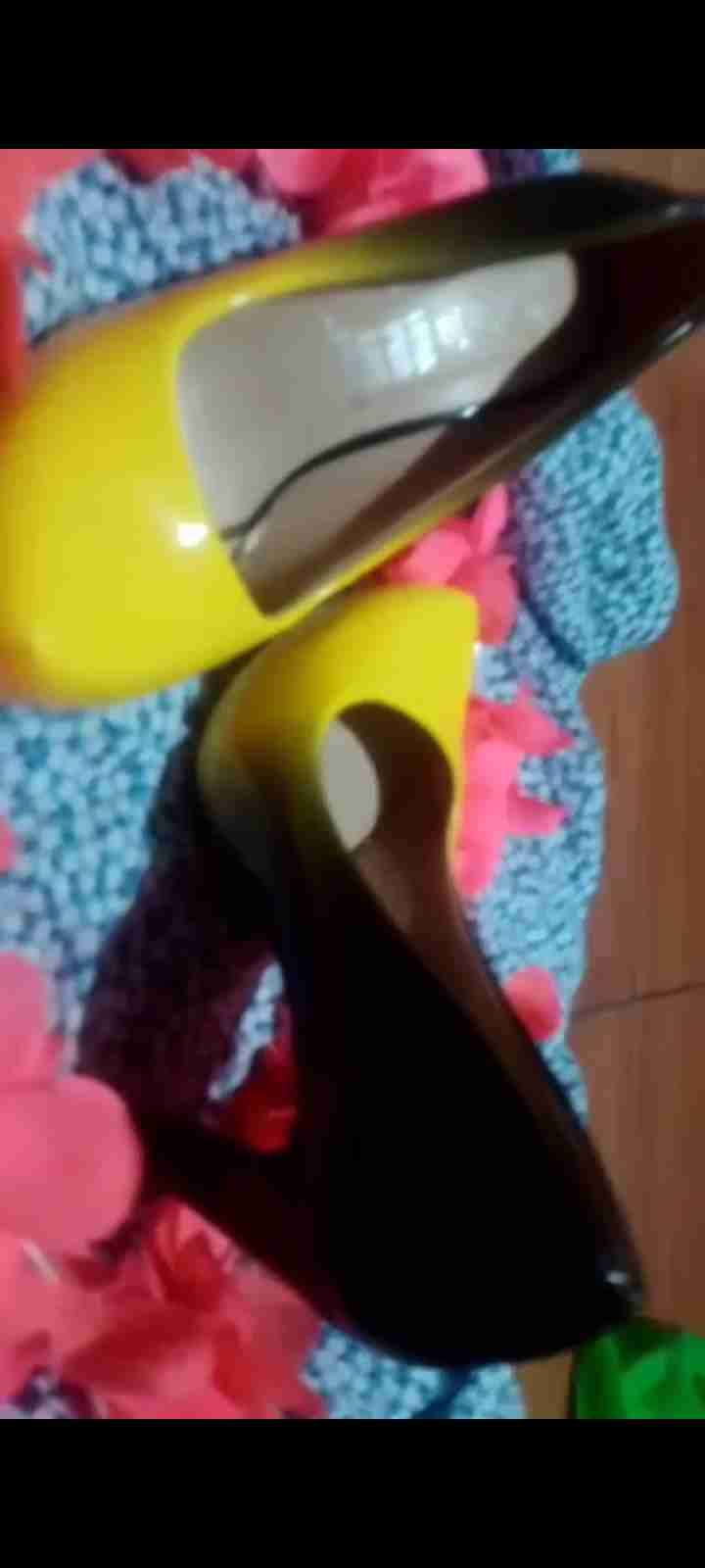 Tacones amarillos difuminado brillantes