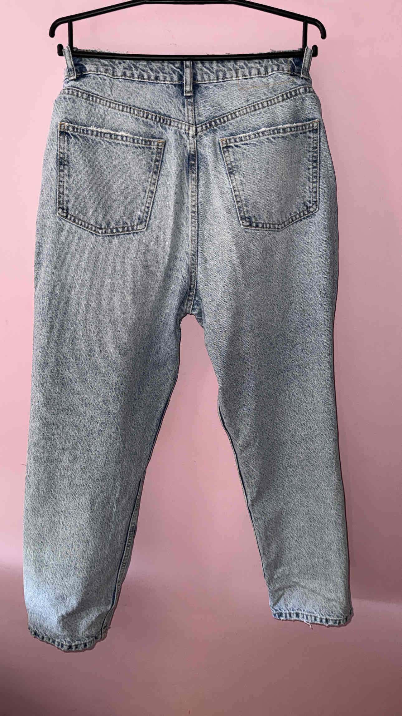 Jeans celestes con rotura - miniatura 2