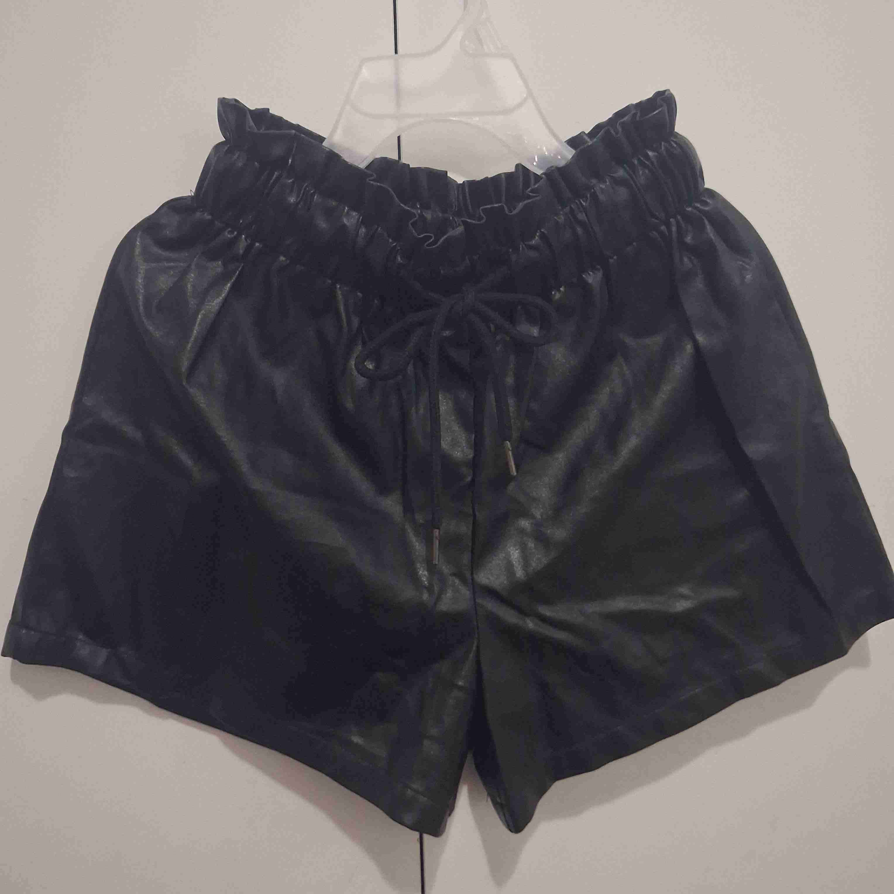 Shorts de cuero negro