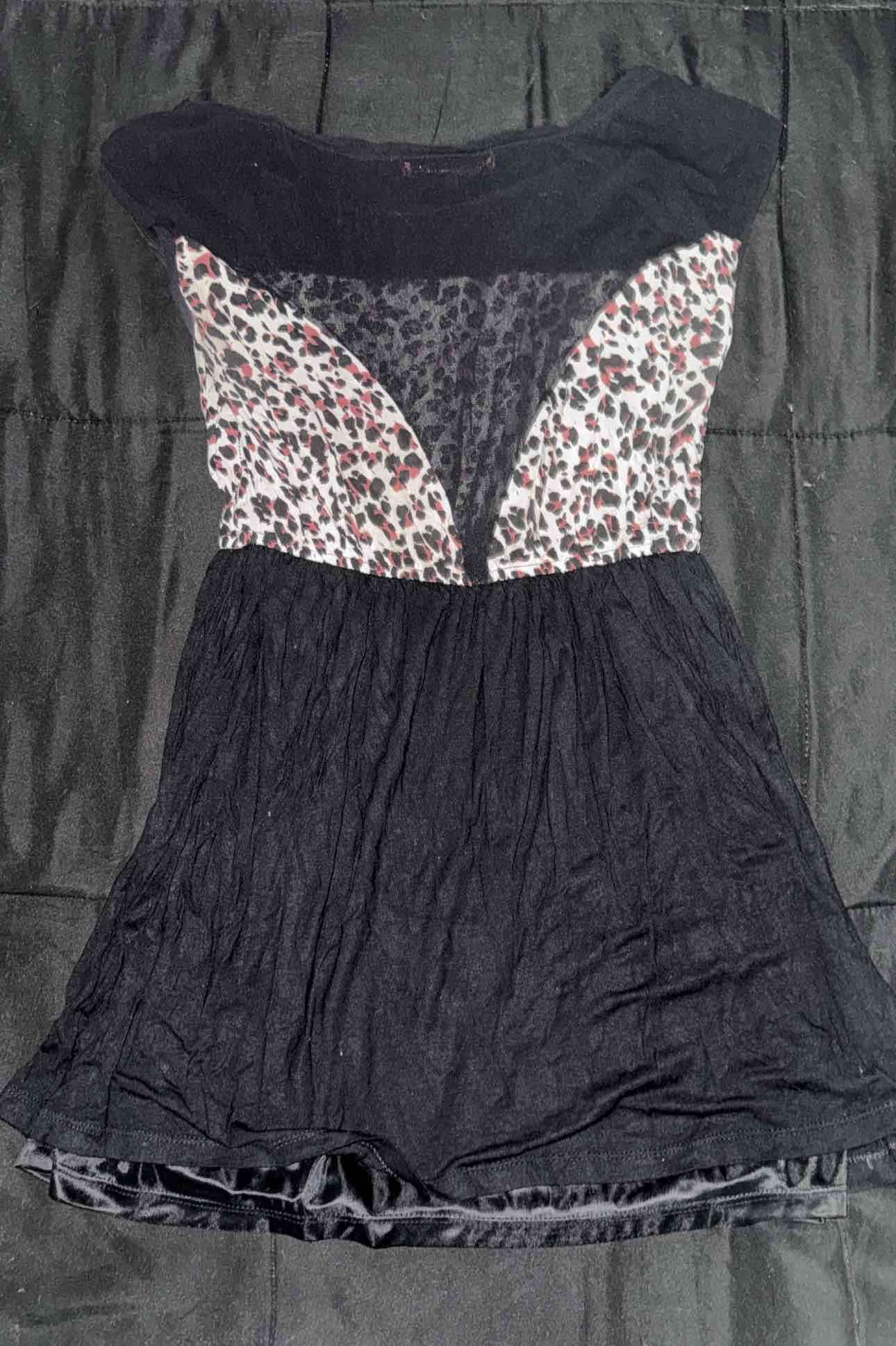 Vestido negro con estampado animal - miniatura 1