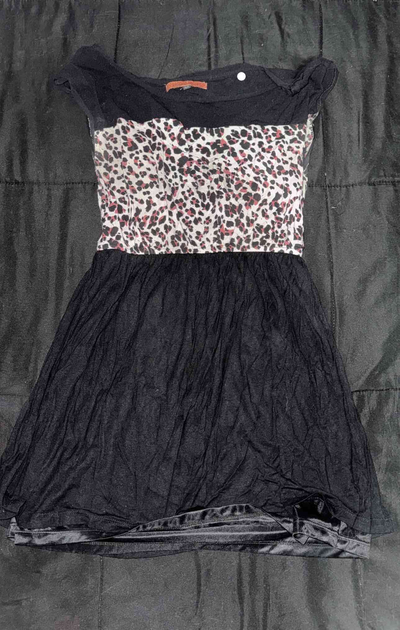 Vestido negro con estampado animal - miniatura 2