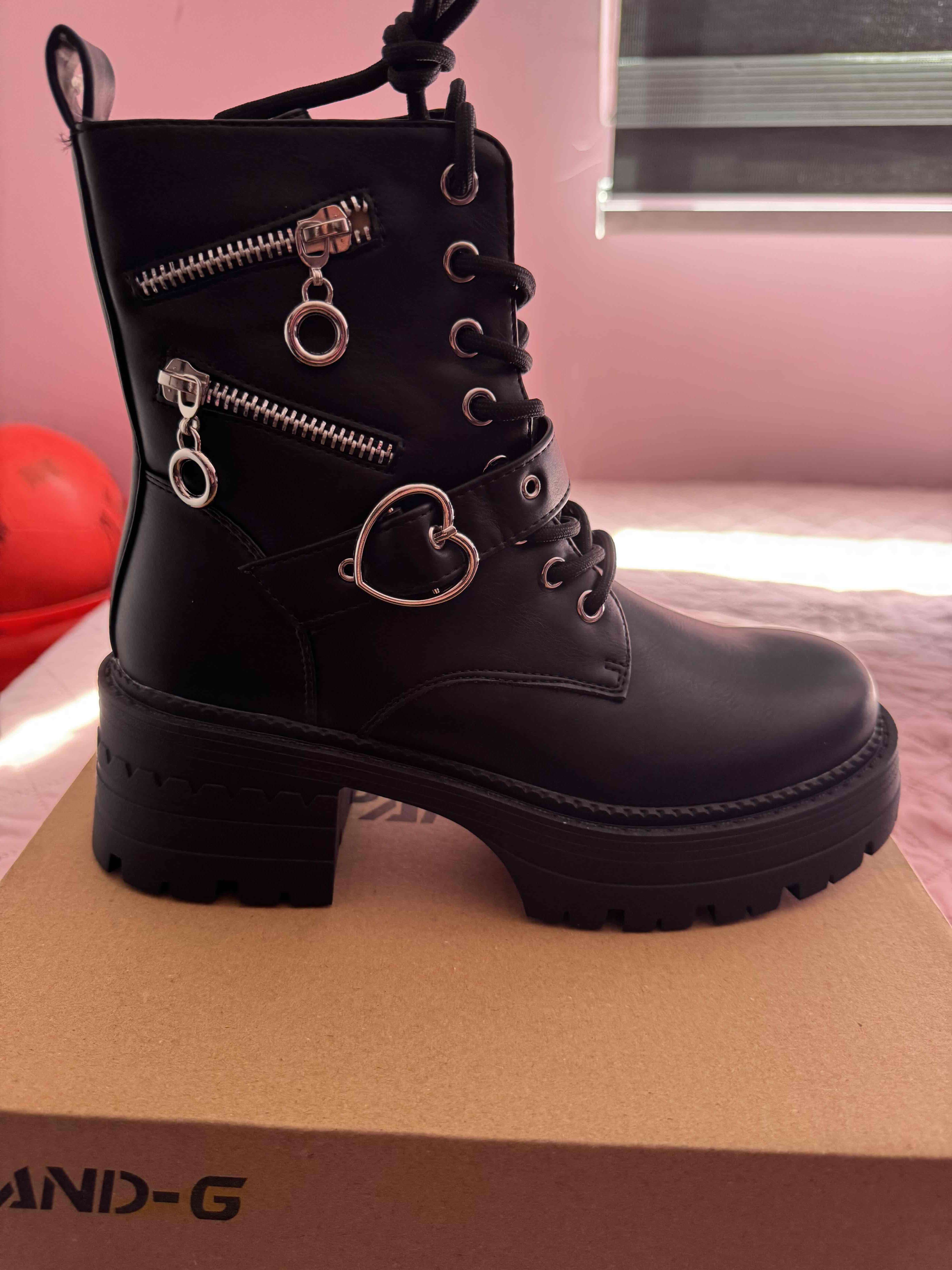 Botas negras con cierre y hebilla - miniatura 2