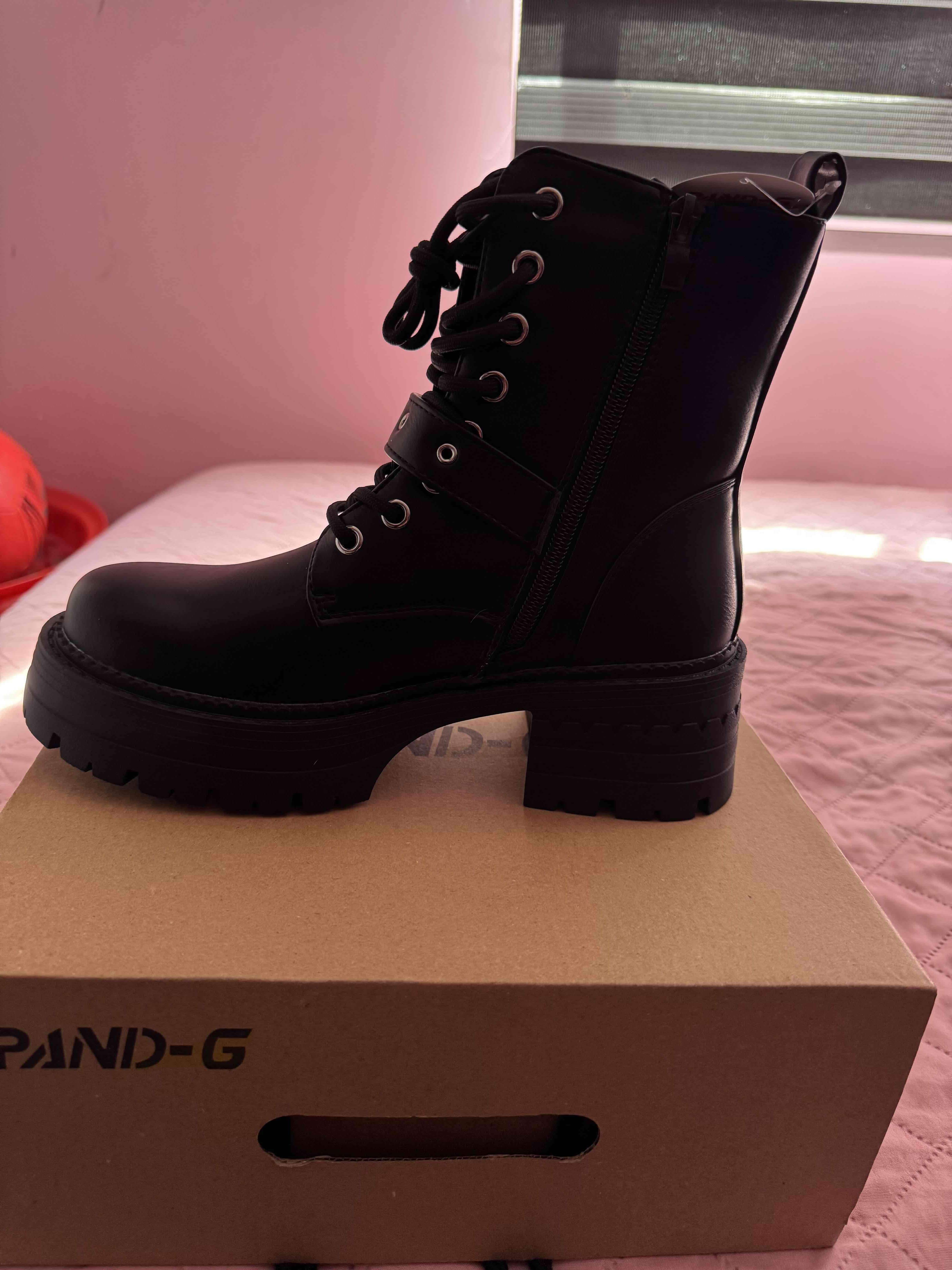 Botas negras con cierre y hebilla - miniatura 3