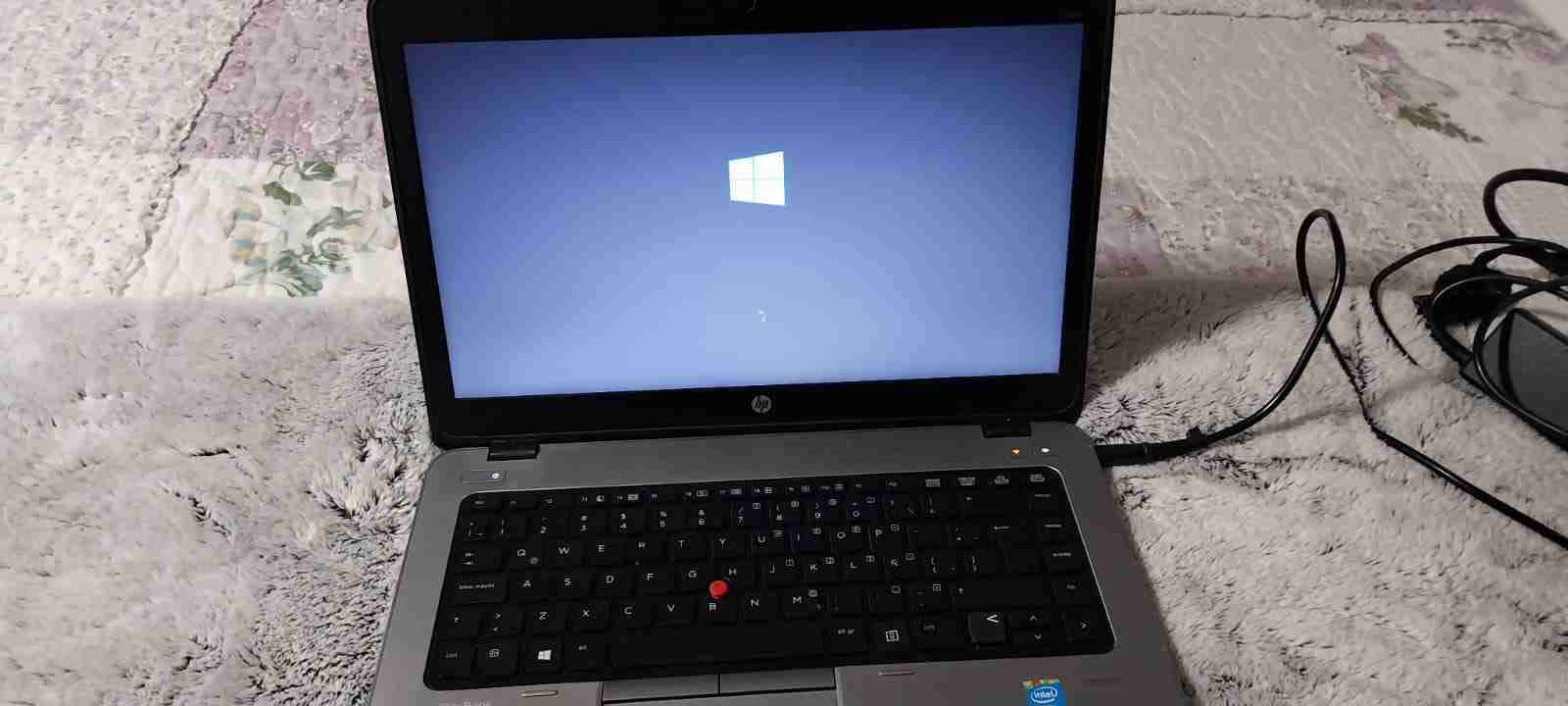 Notebook HP con cargador - miniatura 4