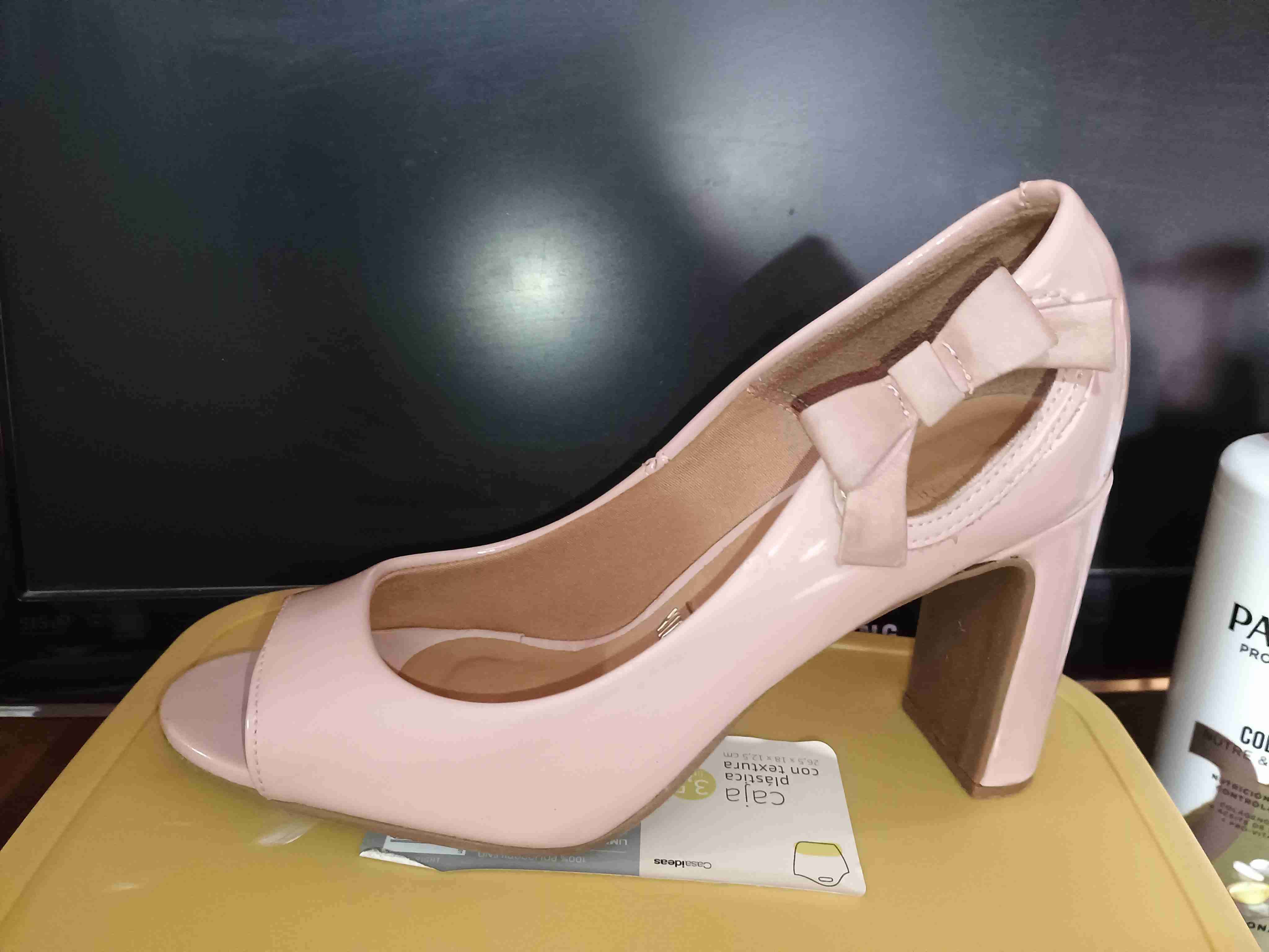 Zapato de tacón rosa con lazo - miniatura 1