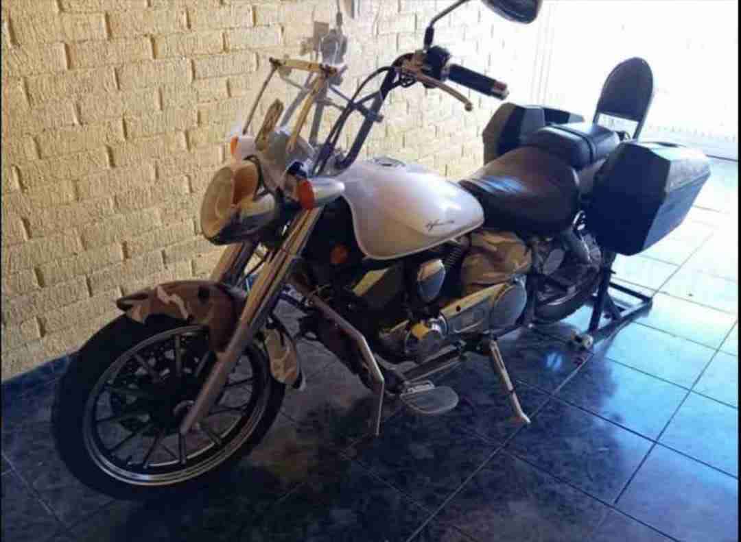 Motocicleta estilo clásico - miniatura 1