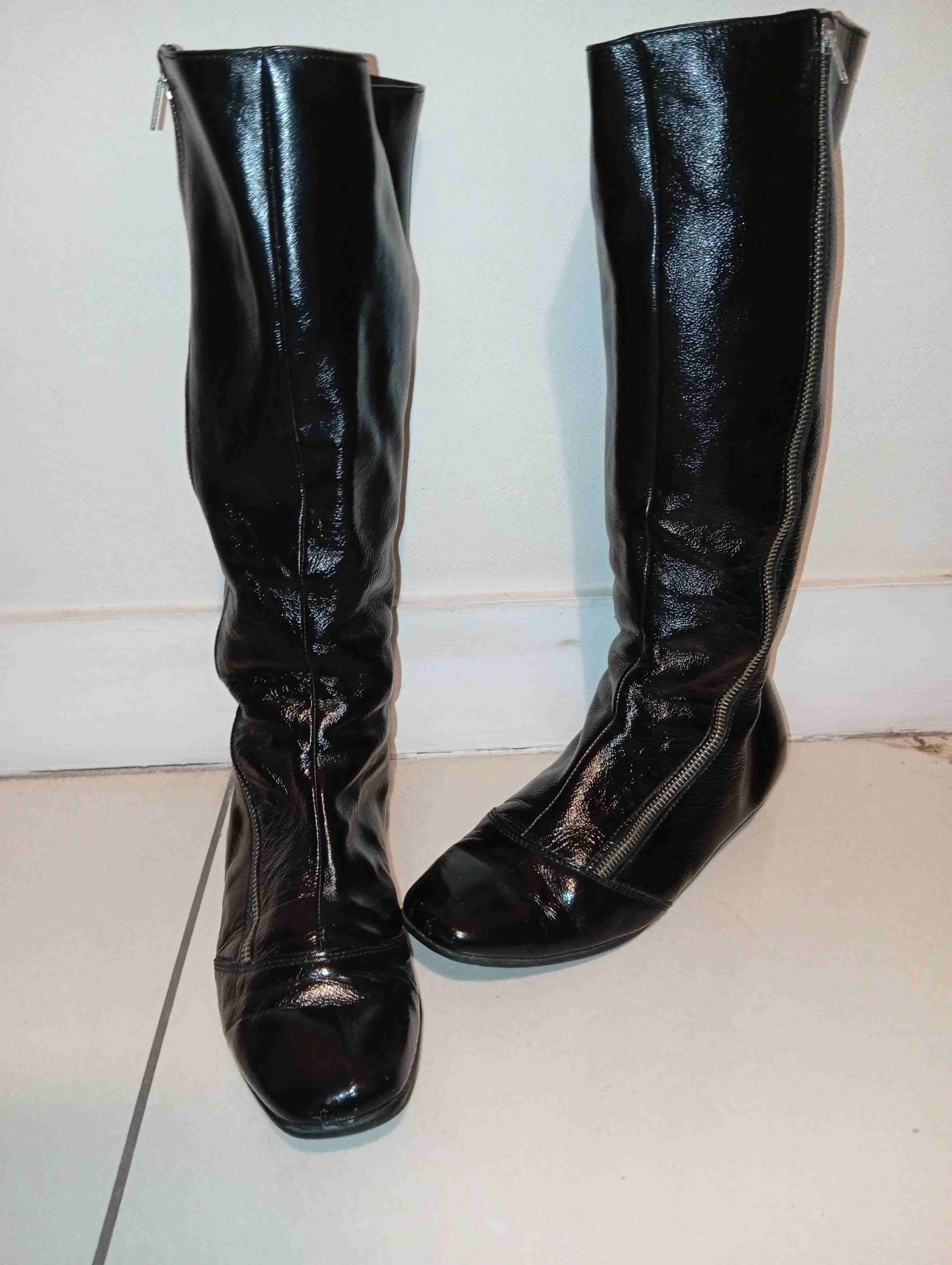 Botas largas negras de charol