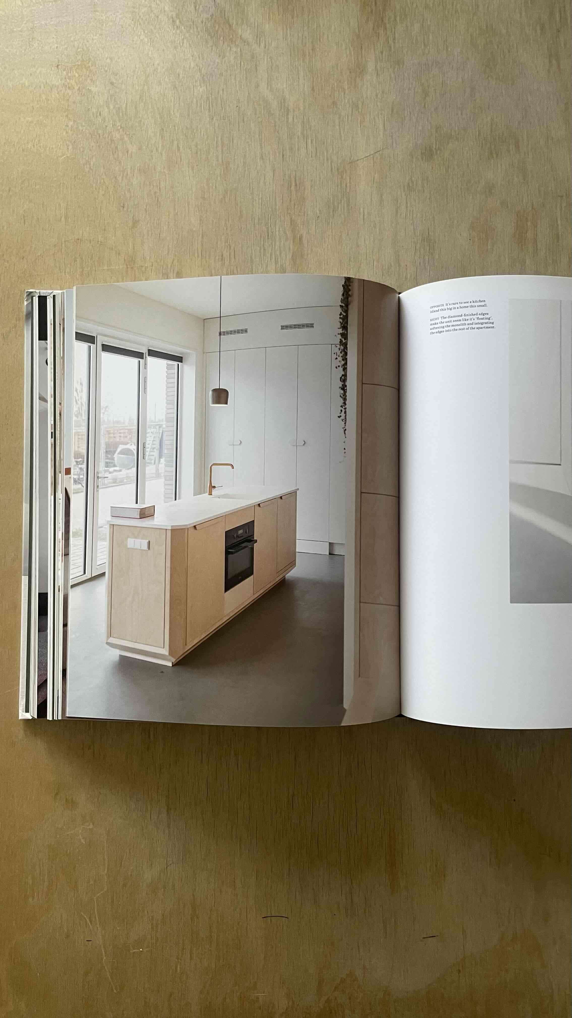 Libro 'Never Too Small' - miniatura 2