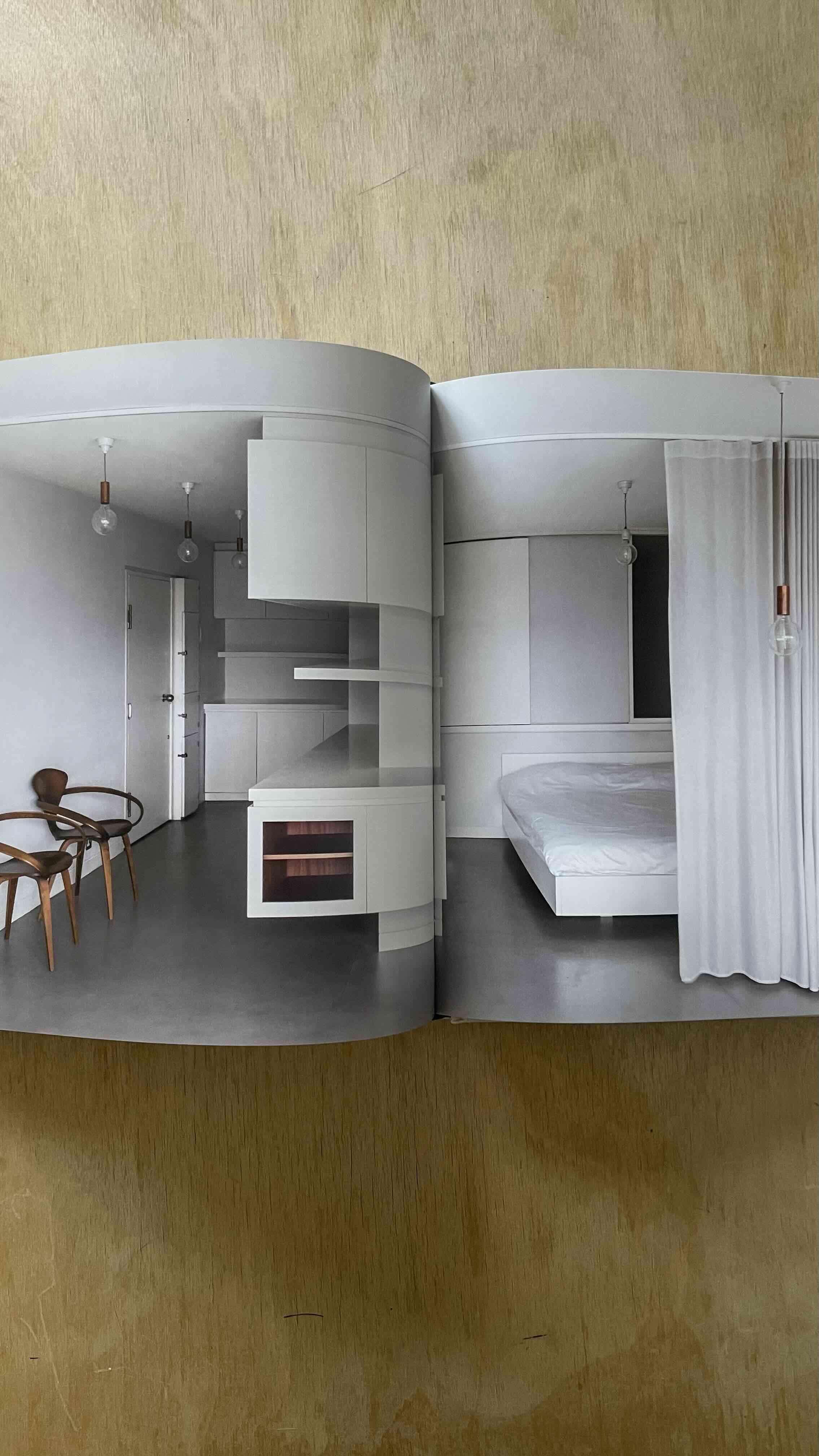 Libro 'Never Too Small' - miniatura 3