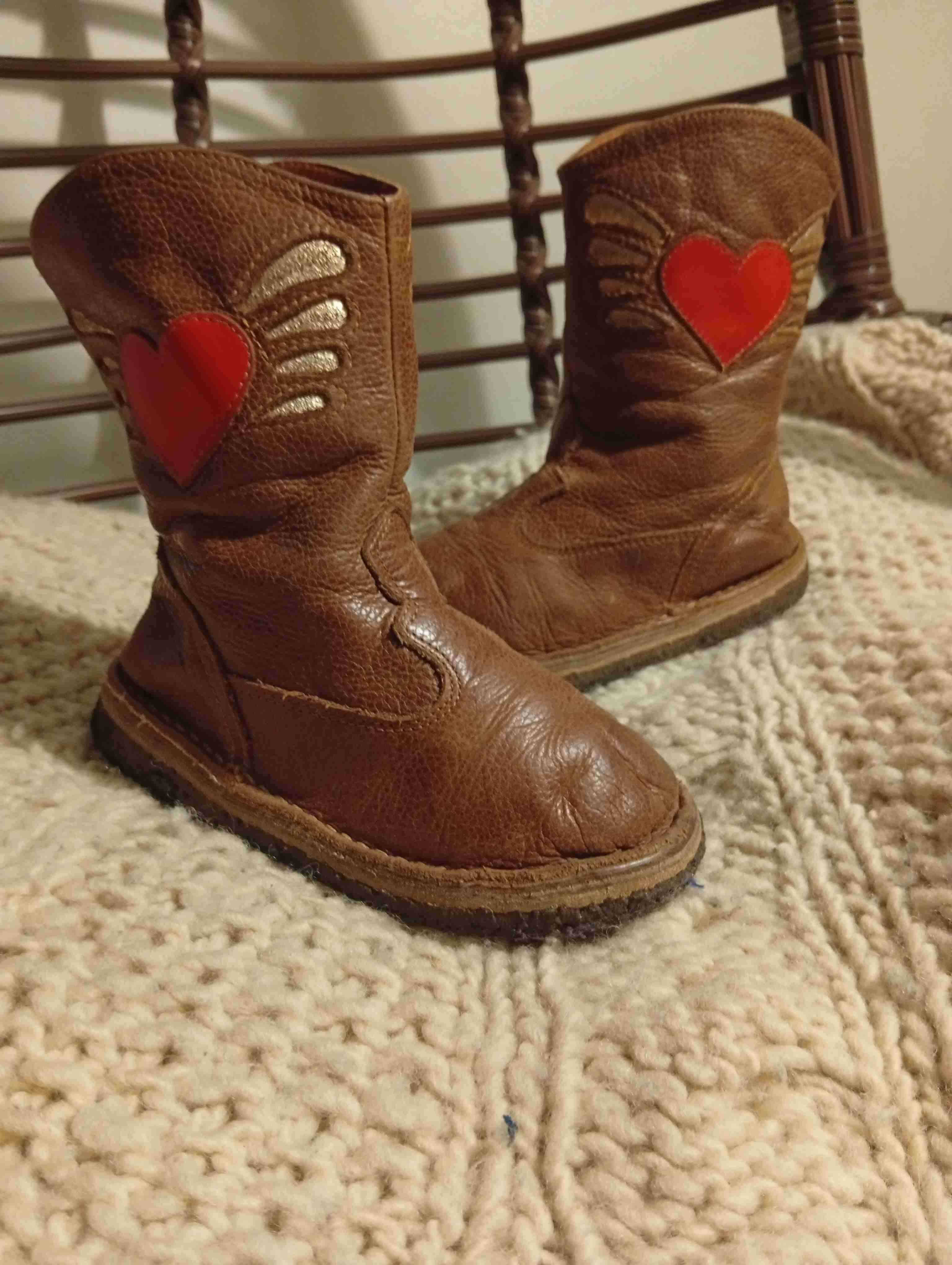 Botas infantiles marrón corazón