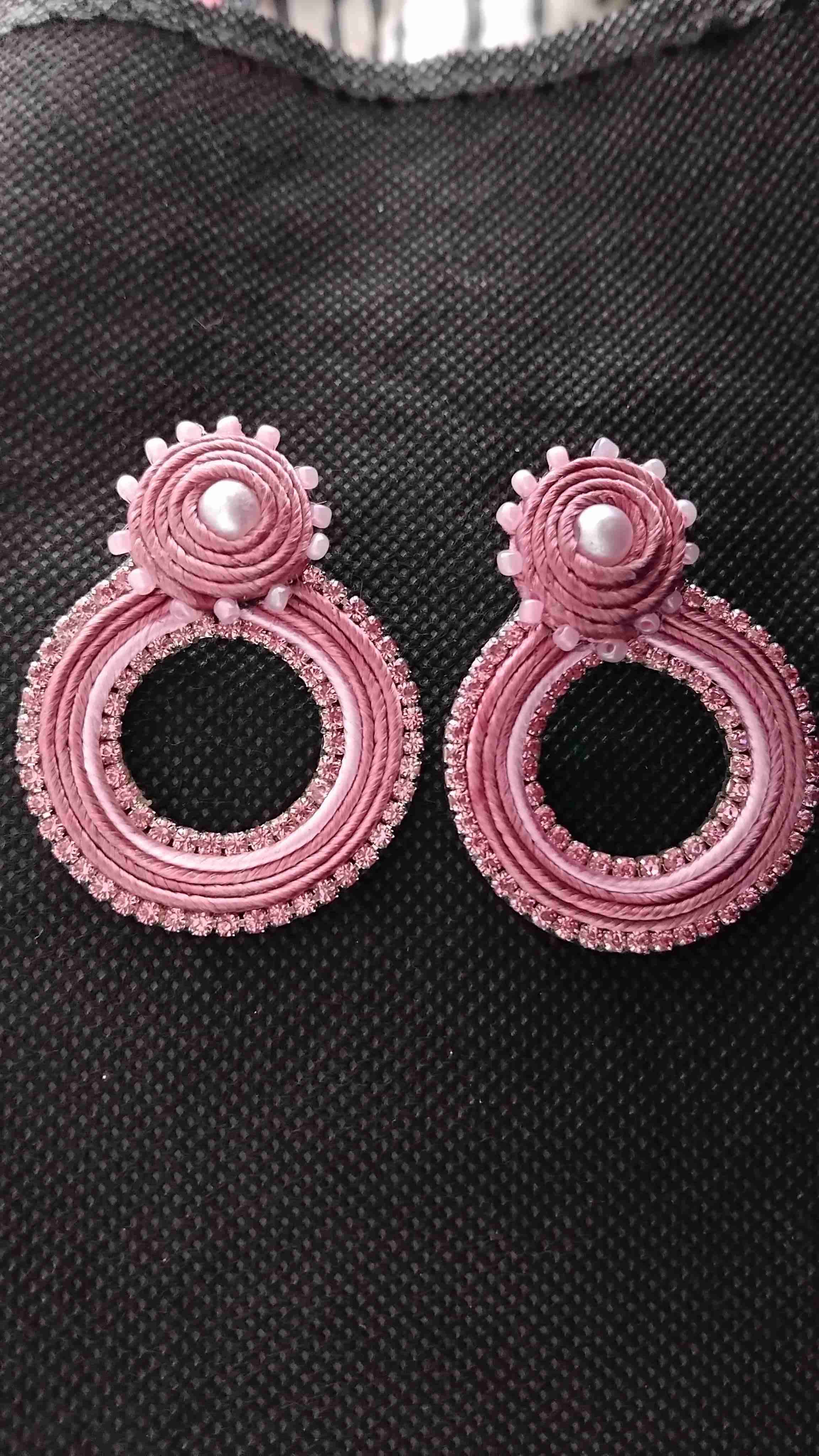 Aros tejidos rosados con perla - miniatura 1