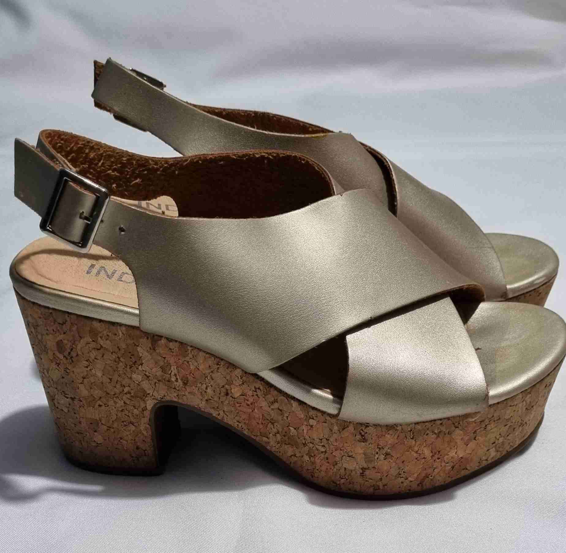 Sandalias doradas de tacón medio - miniatura 2