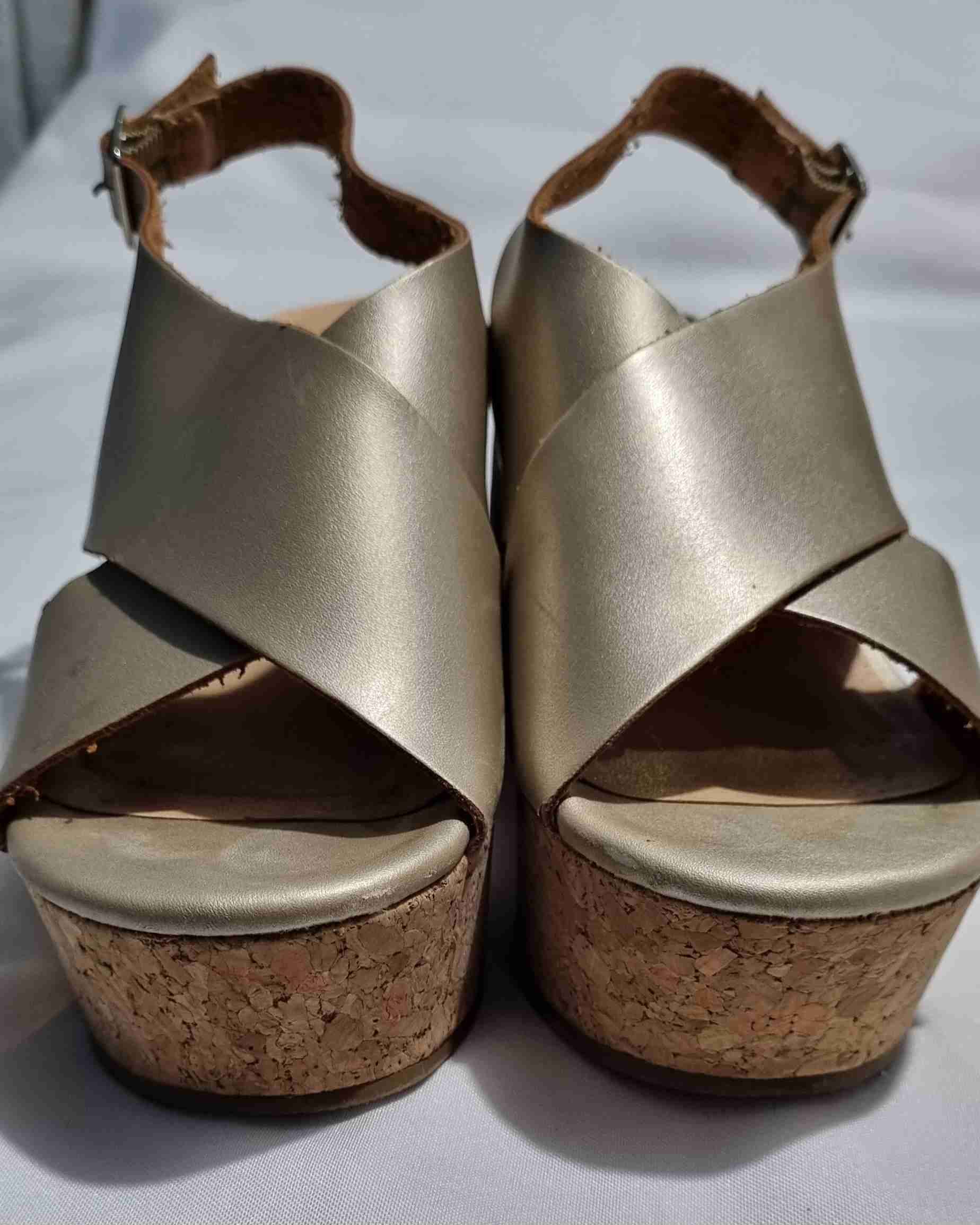 Sandalias doradas de tacón medio - miniatura 4