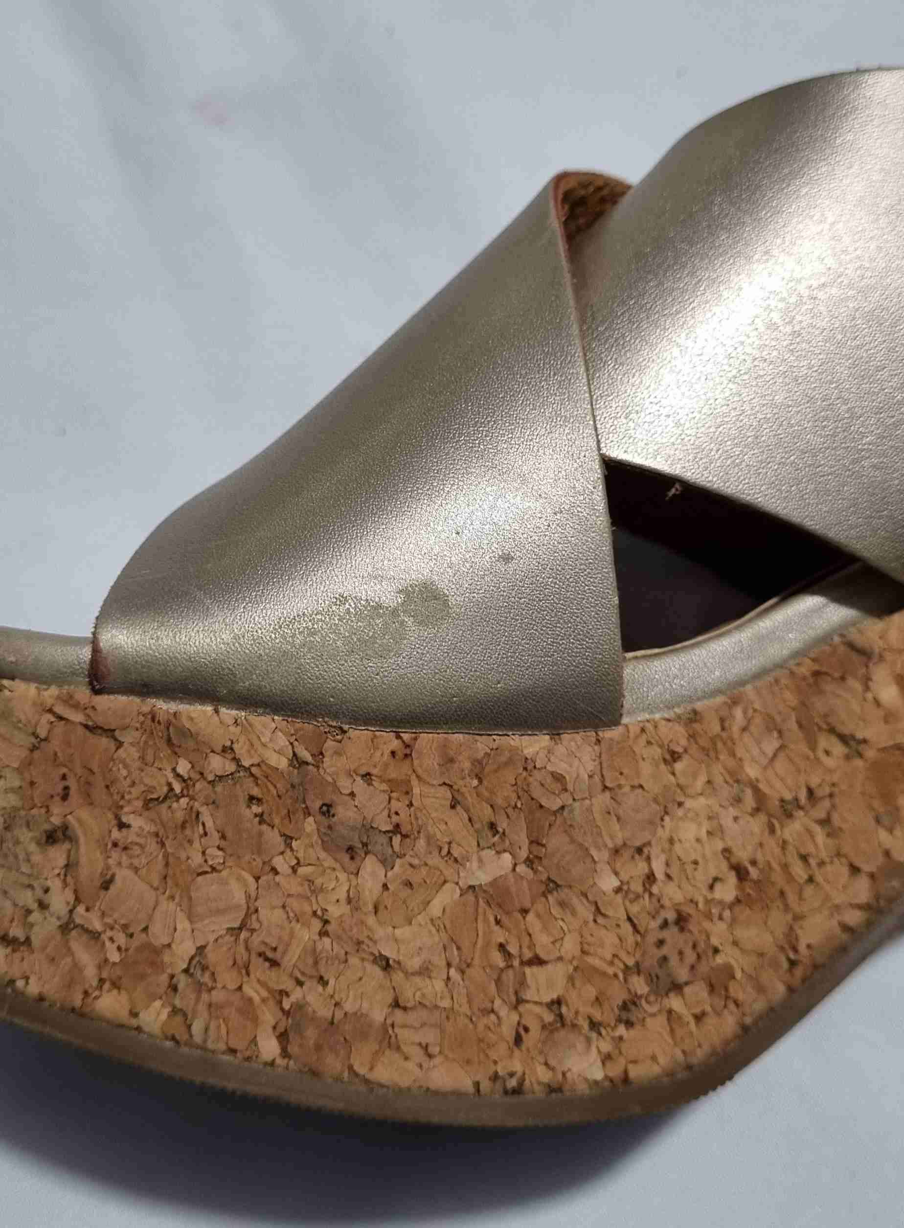 Sandalias doradas de tacón medio - miniatura 6