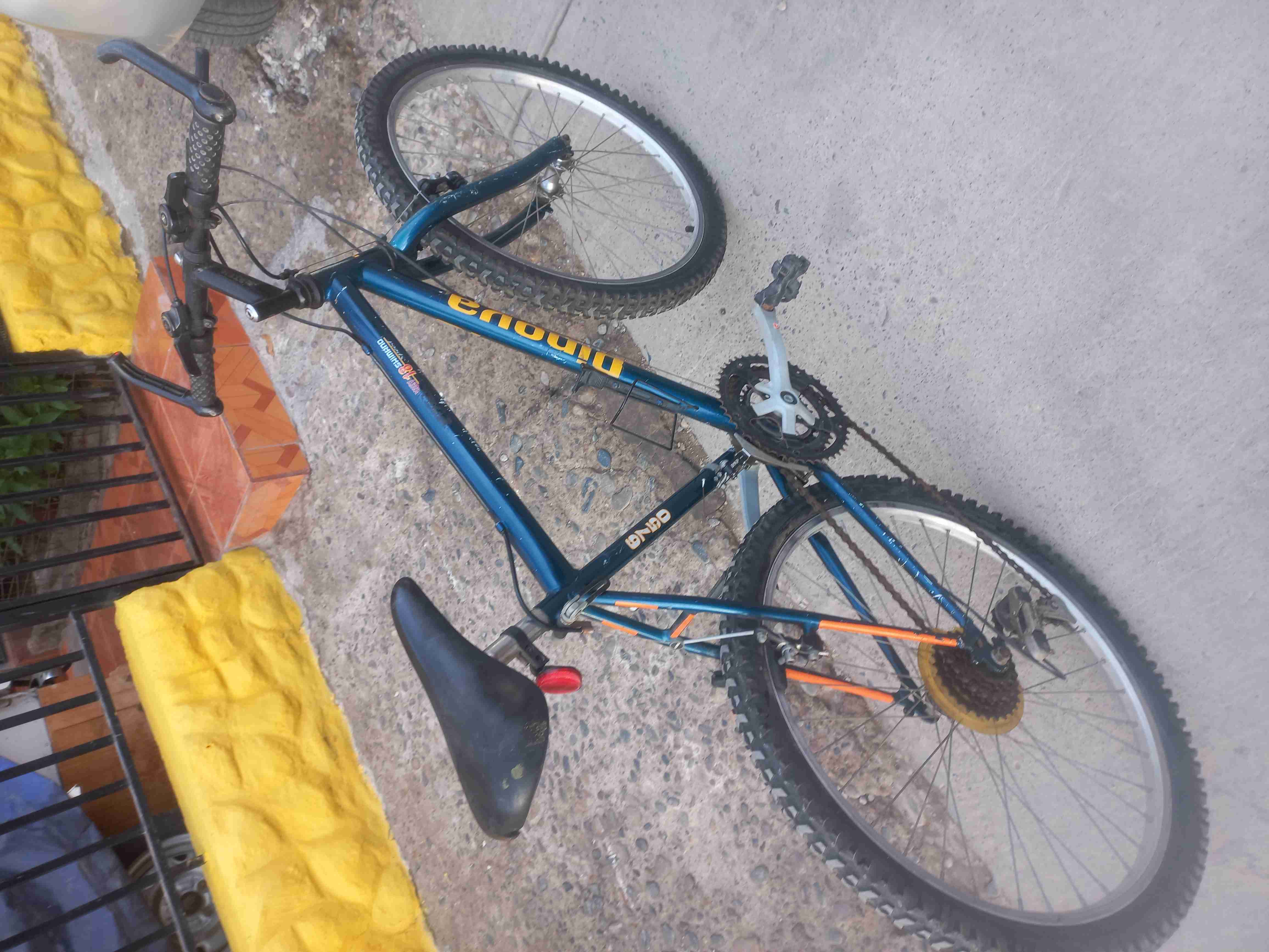 Bicicleta montaña azul - miniatura 2