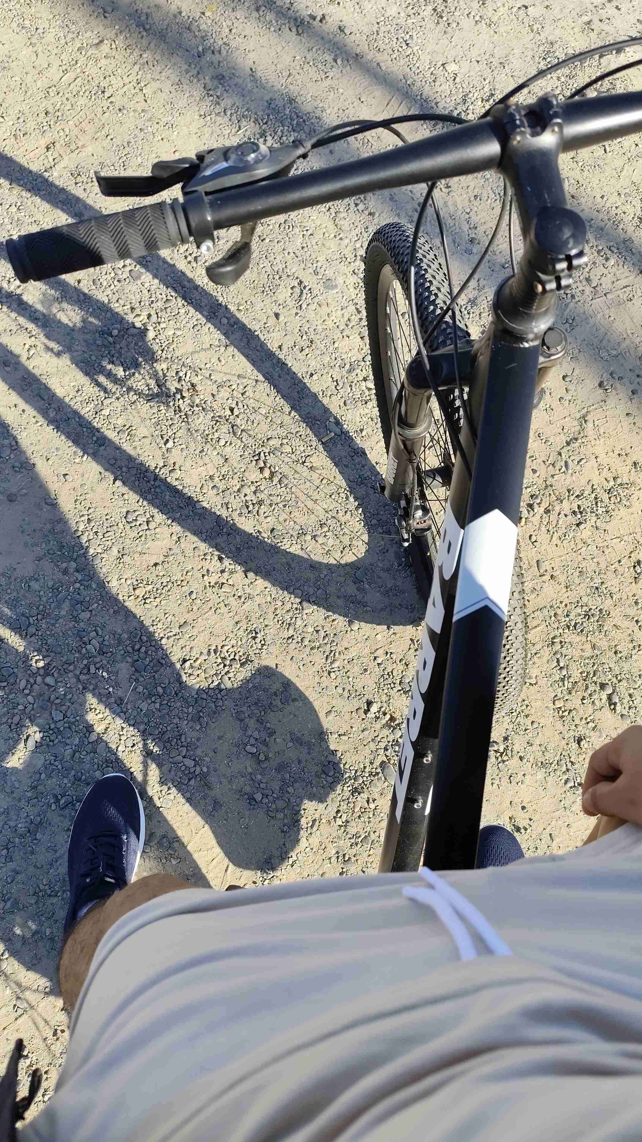 Bicicleta de montaña negra con blanco - miniatura 2