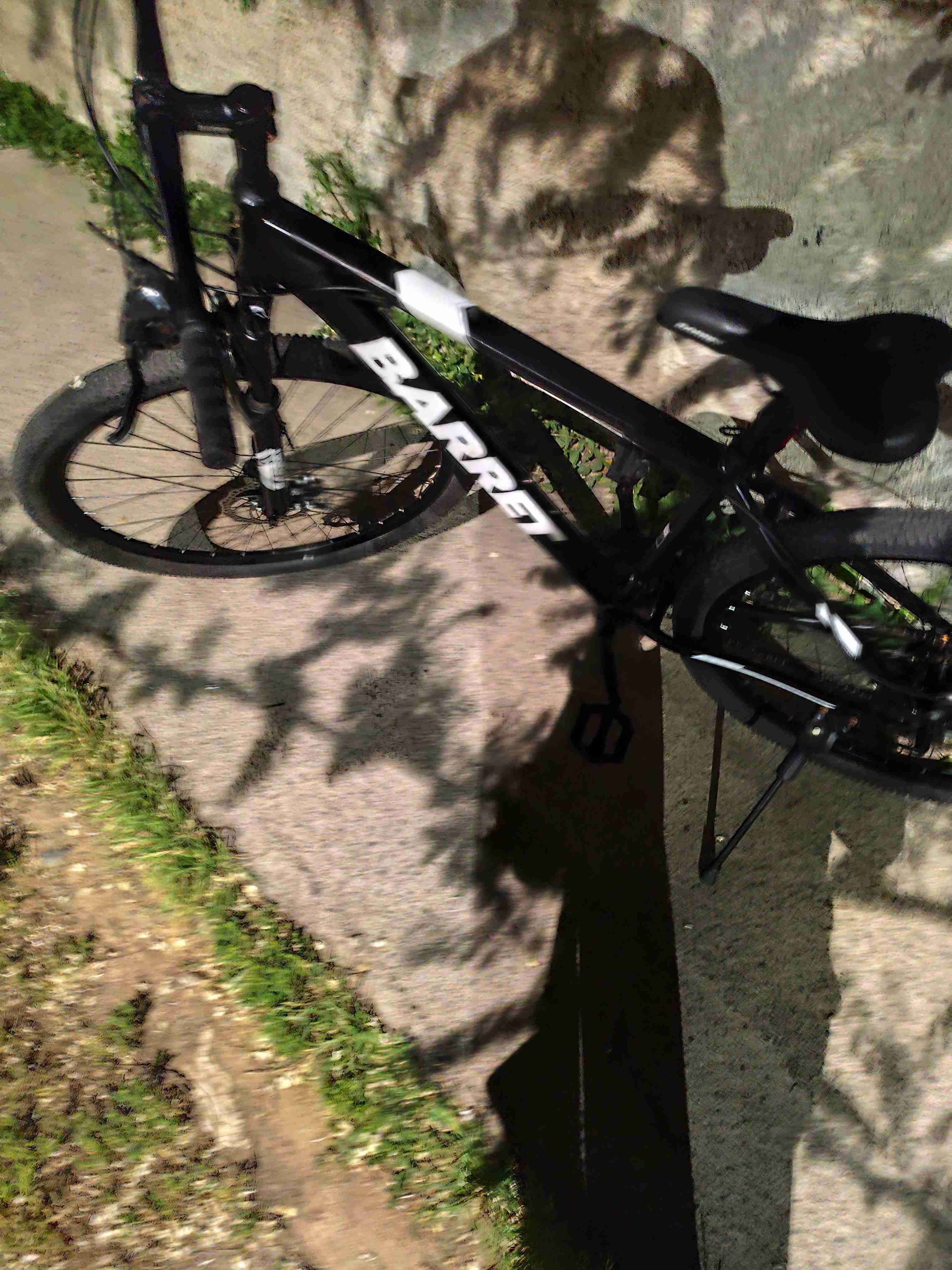 Bicicleta de montaña negra con blanco - miniatura 3