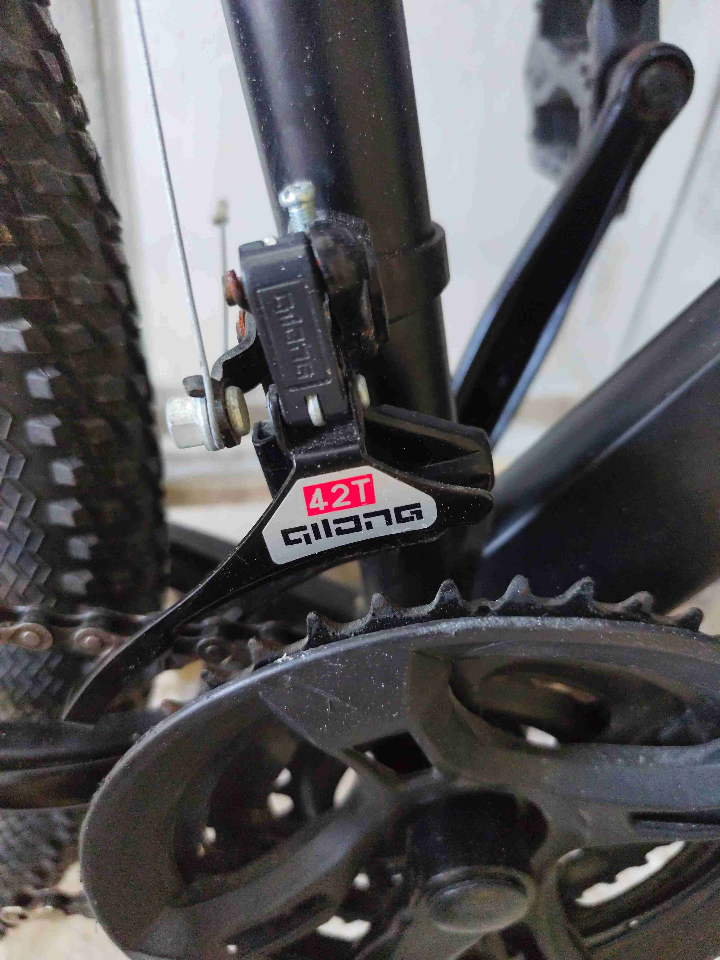 Bicicleta de montaña negra con blanco - miniatura 4