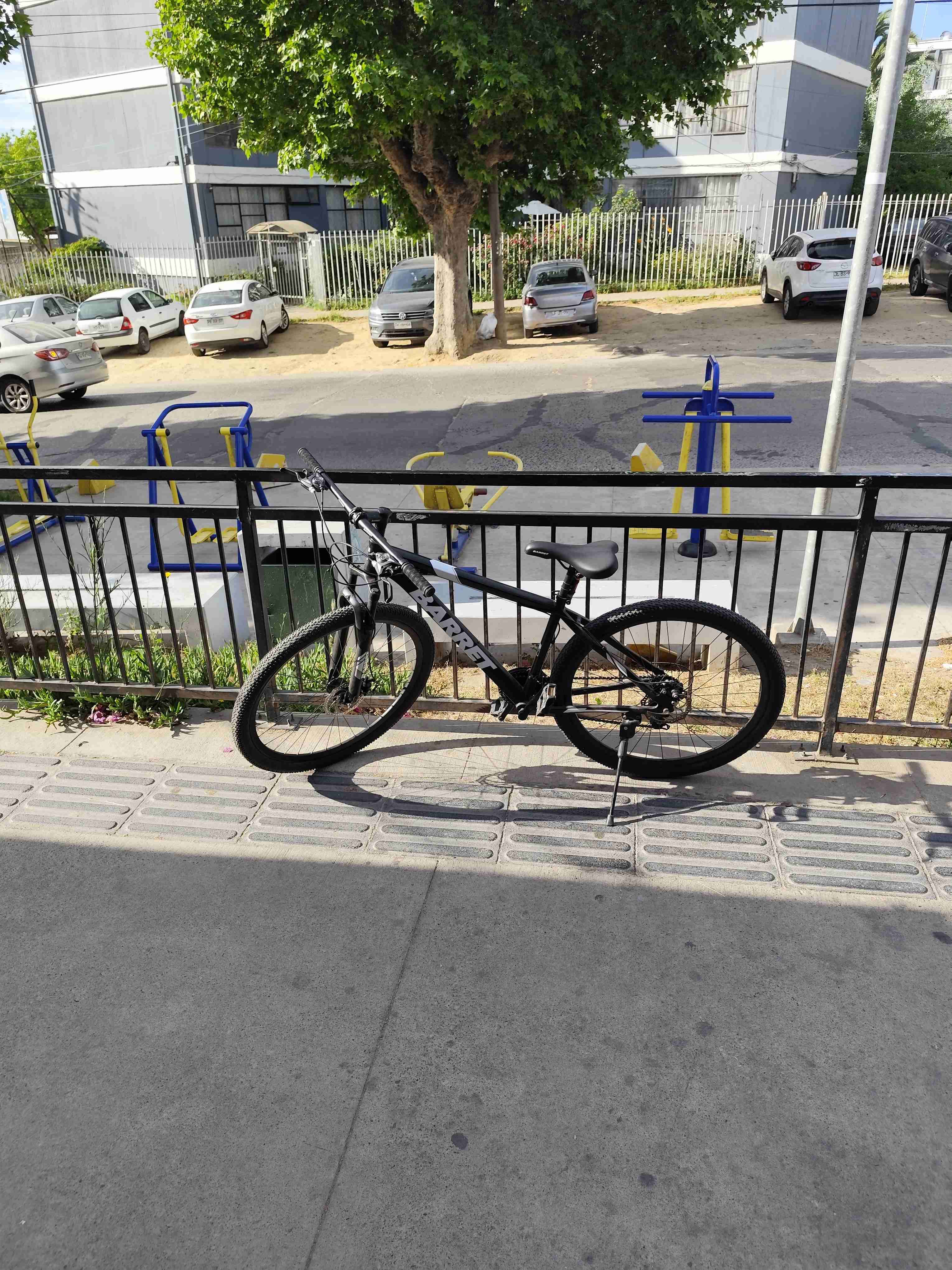 Bicicleta de montaña negra con blanco - miniatura 5
