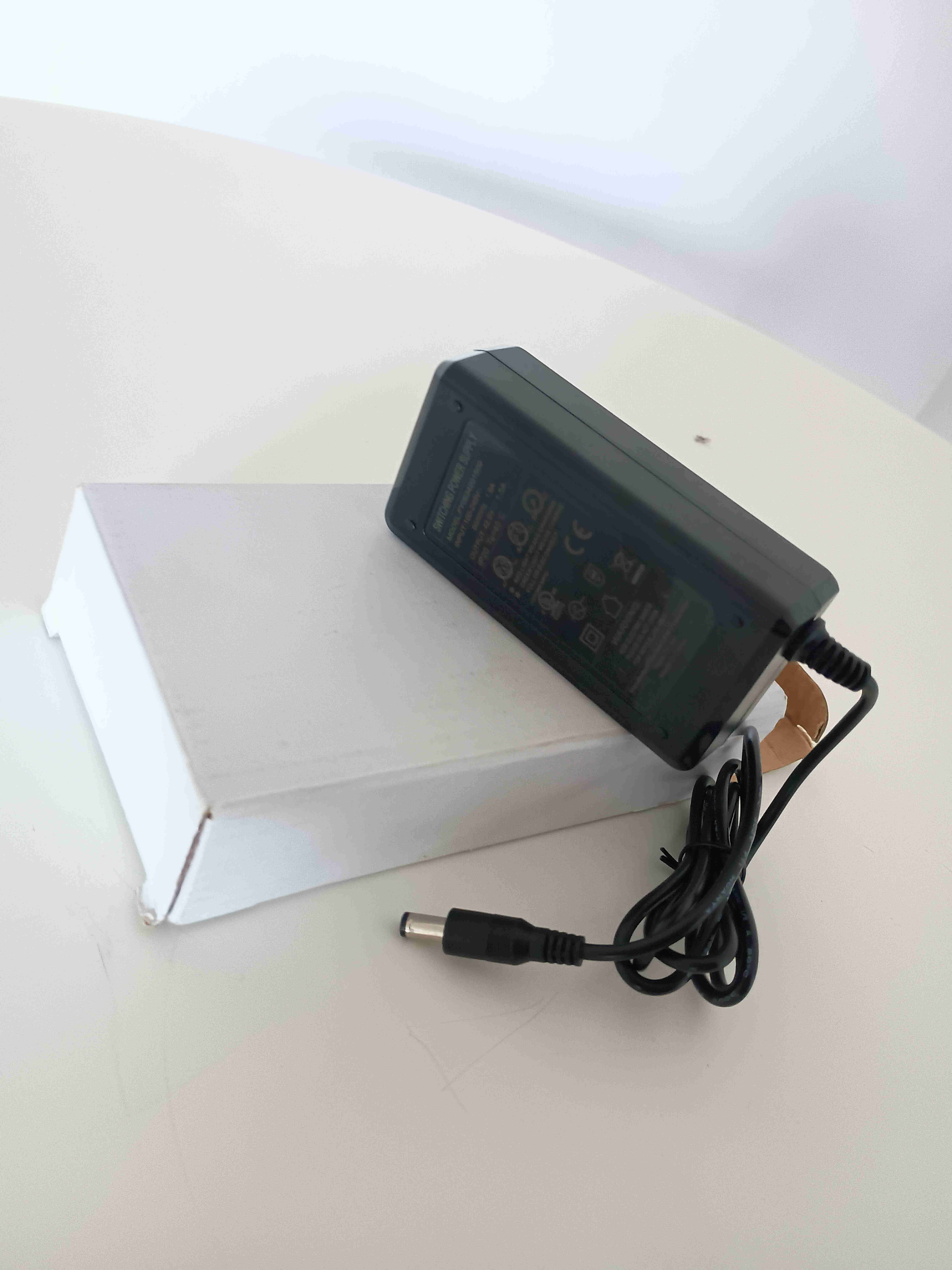 Cargador Scooter Eléctrico 42V 1.5A - miniatura 2