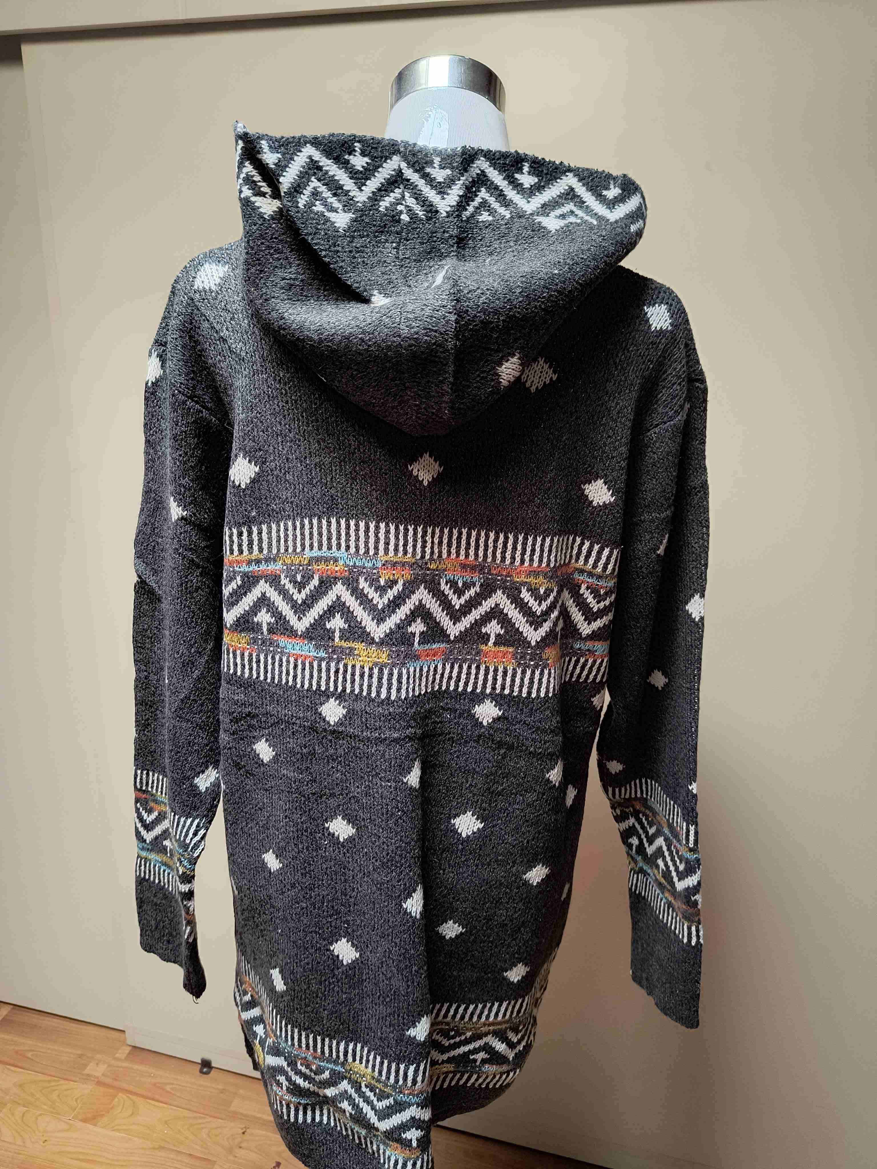 Abrigo gris con capucha y diseño étnico - miniatura 3