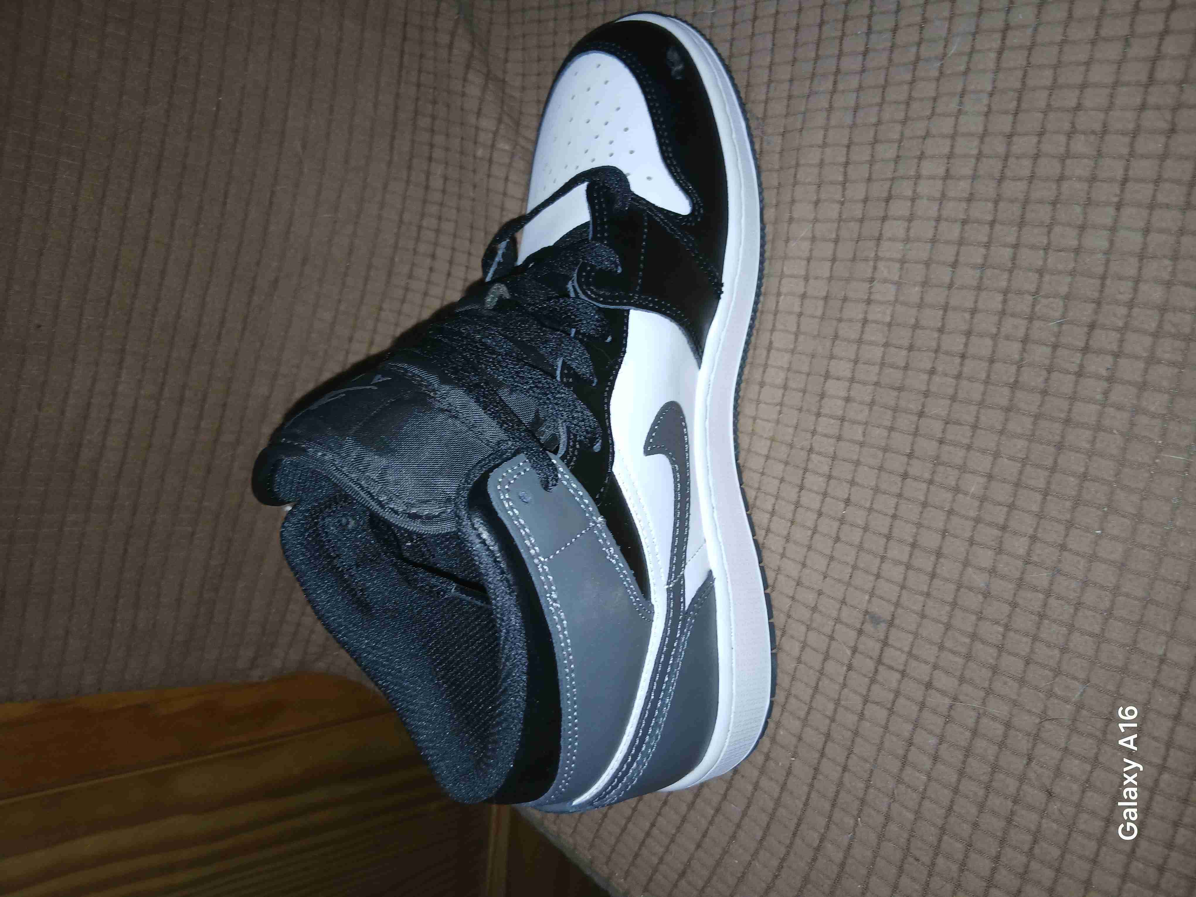 Zapatillas NIKE air   deportivas negras y blancas - miniatura 1