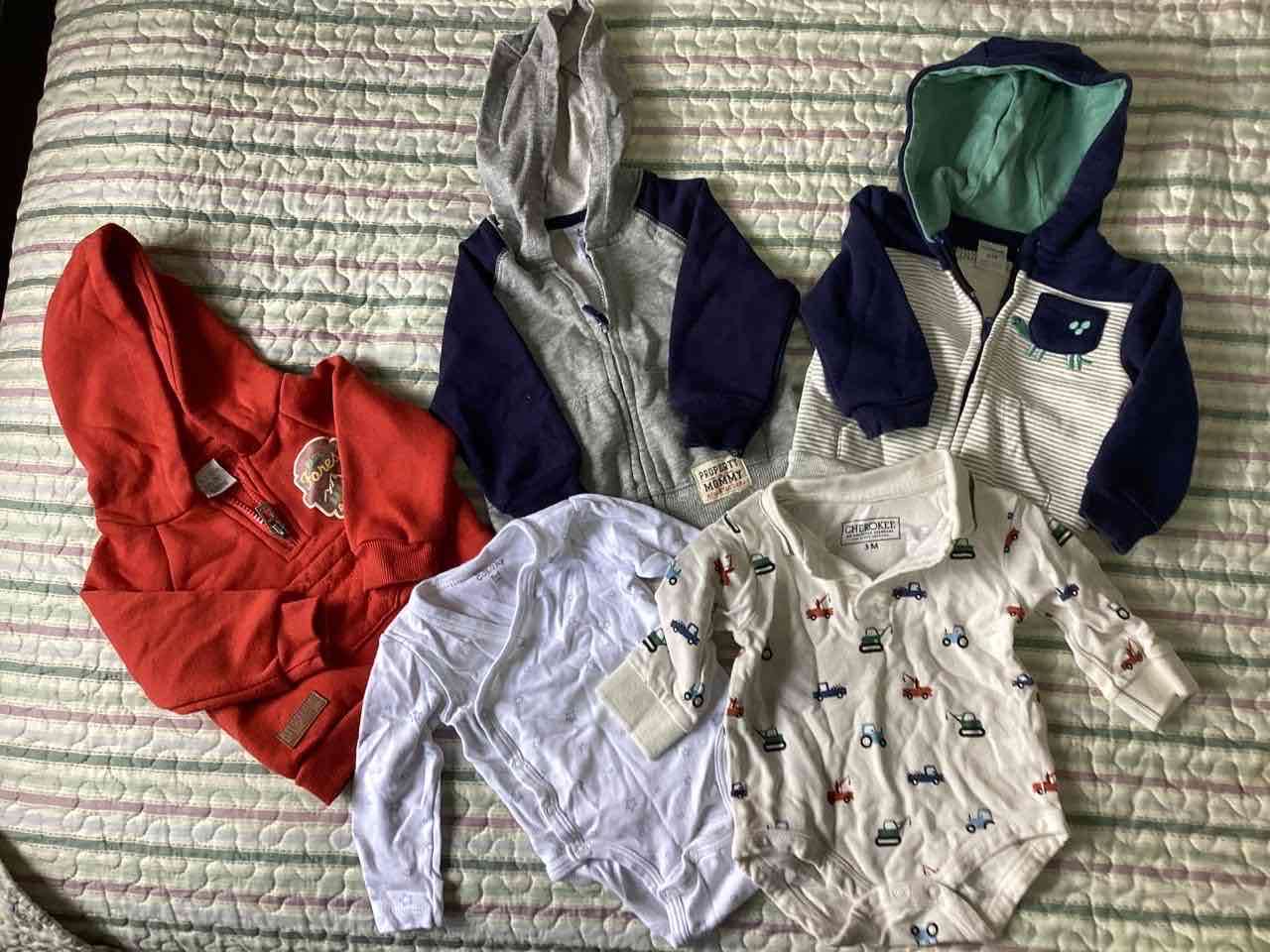 Ropa de bebé variada - miniatura 1