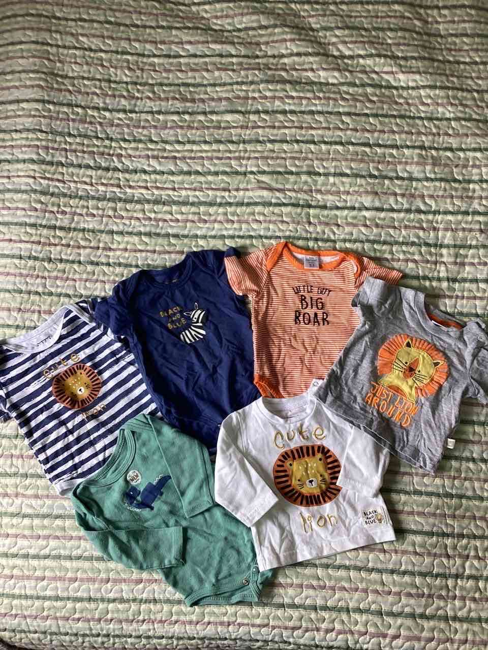 Ropa de bebé variada - miniatura 2