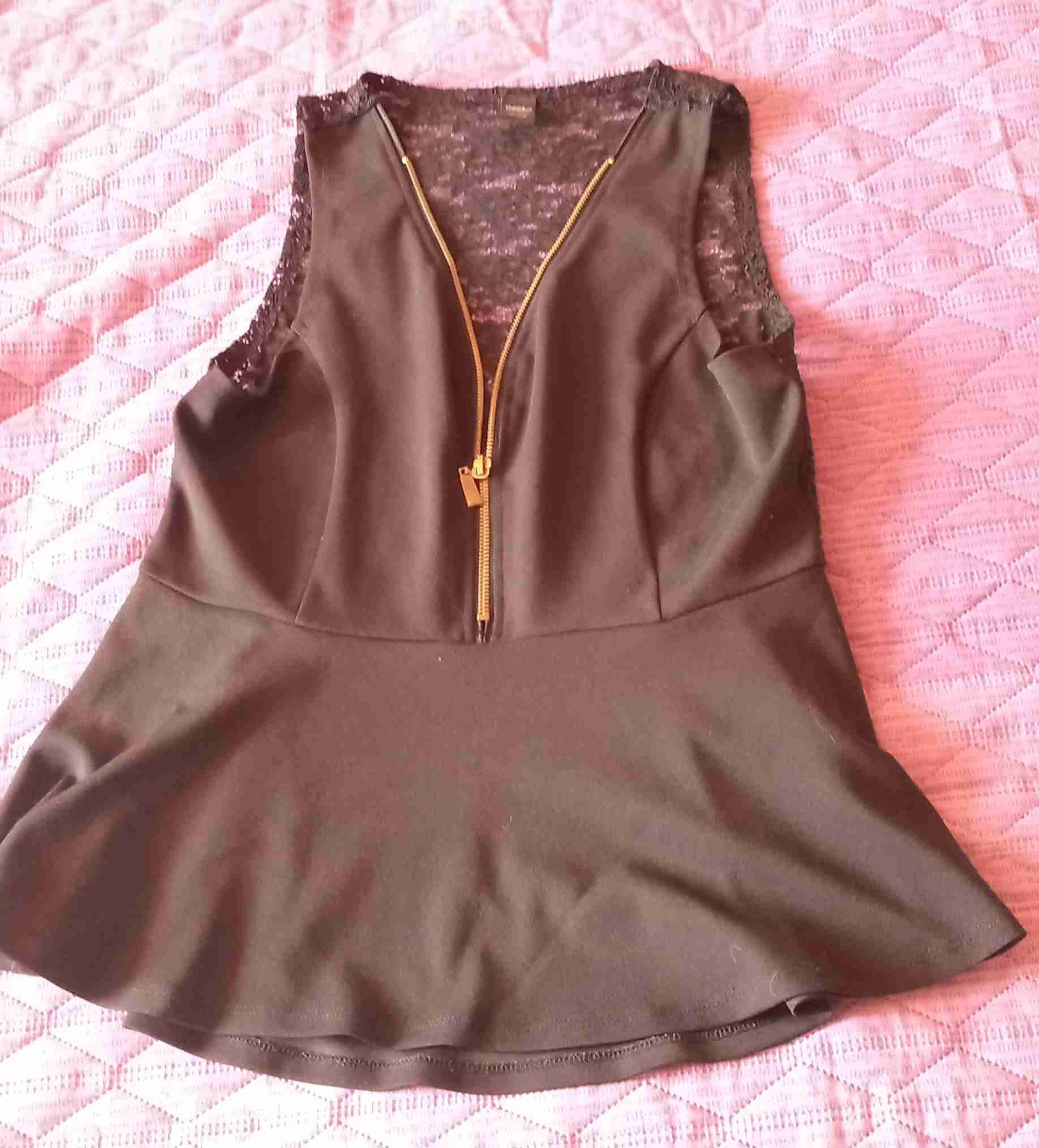 Blusa negra con encaje y cierre - miniatura 1